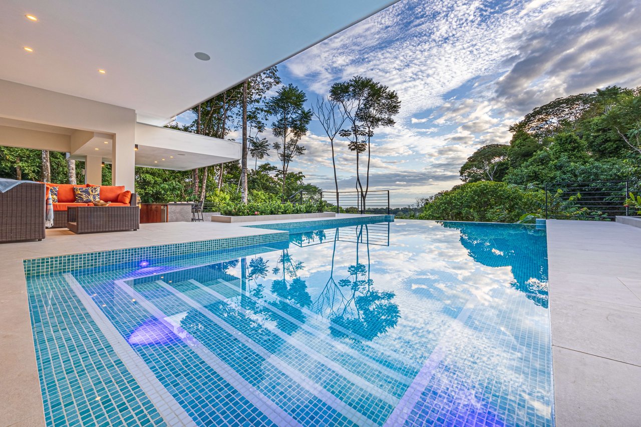 OUTSTANDING UVITA GEM, HIDDEN IN THE CANOPY WITH OCEAN AND MOUNTAIN VIEWS