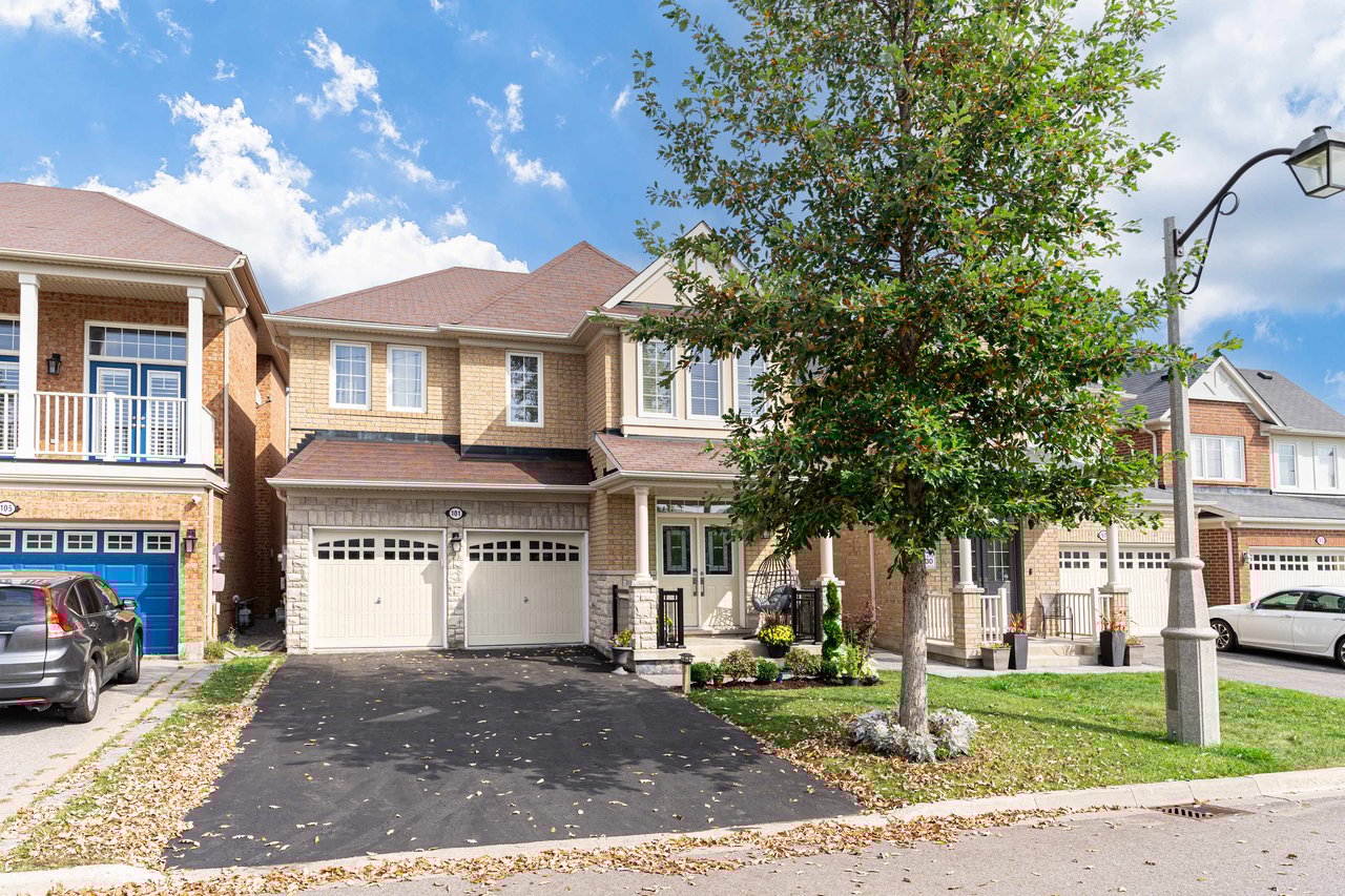 101 Fernglen Crescent