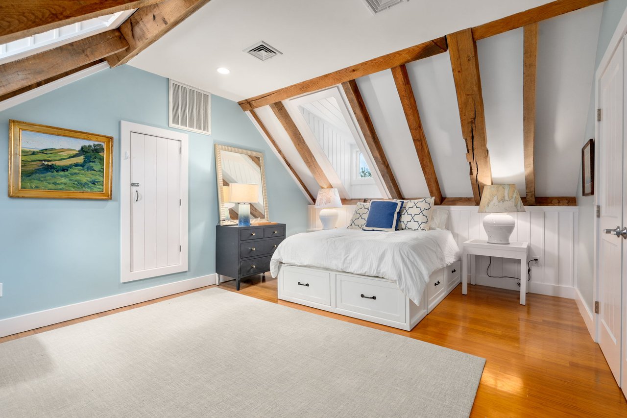 Decorating a Coastal Home in Rhode Island: Embracing Nautical Charm and Elegance