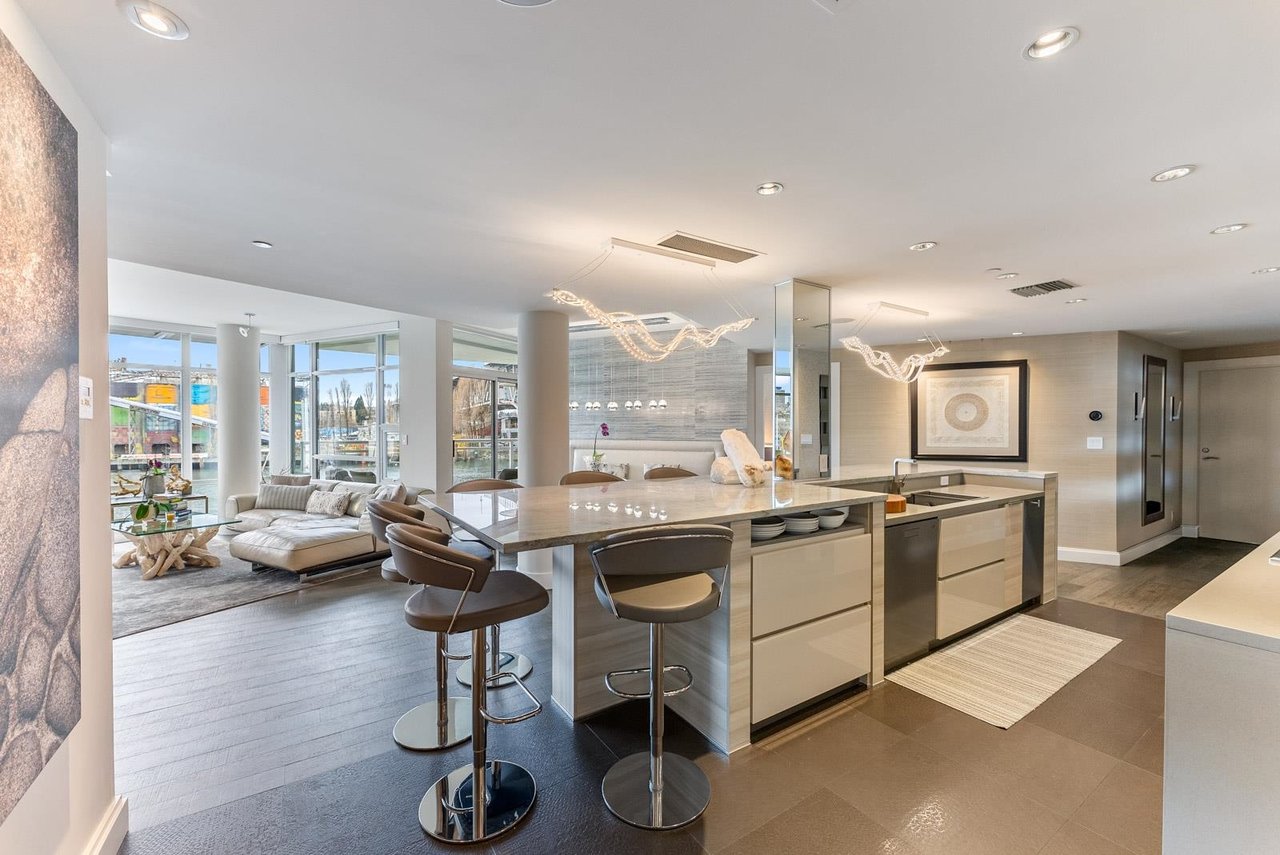 302-628 Kinghorne Mews