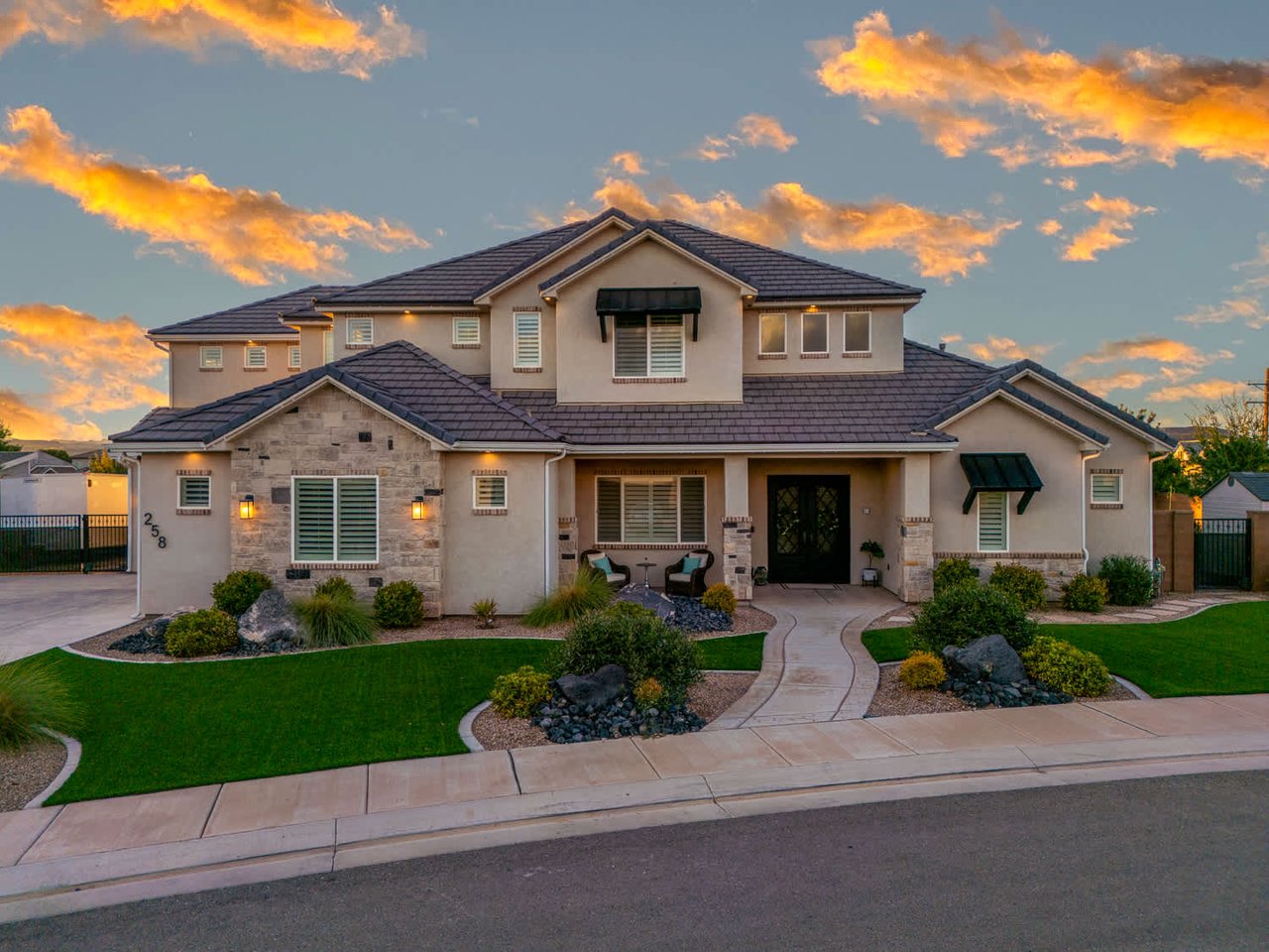 258 W Blue Quartz Dr