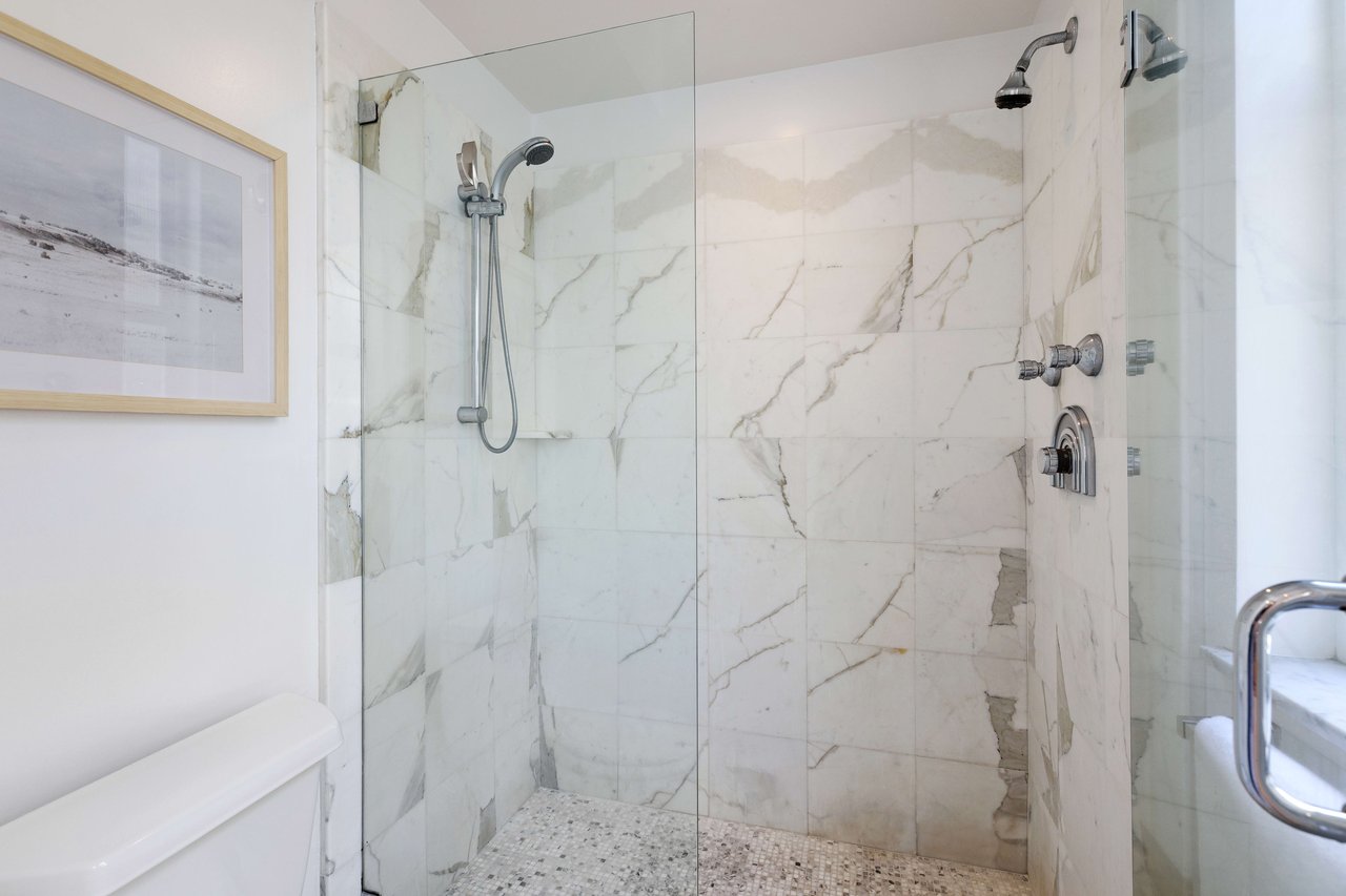 Bright 2 Bedroom Nob Hill Condominium