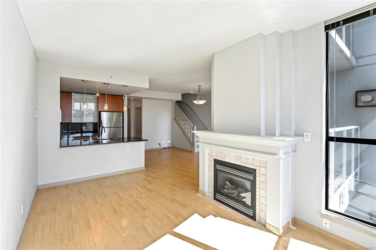 705-860 View St