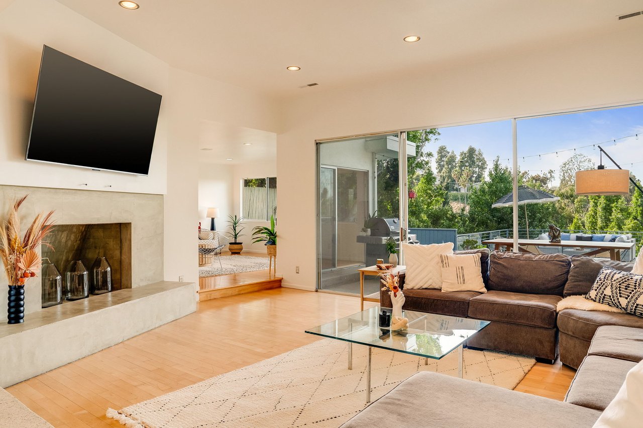 deLIGHTfull Mid Century in the Studio City "Donas"