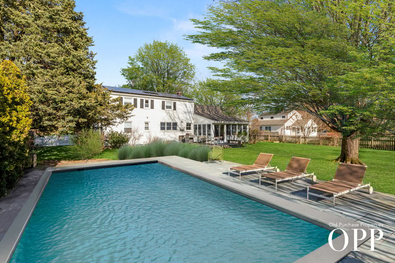 CHARMING COTTAGE WITH TRANQUIL BACKYARD