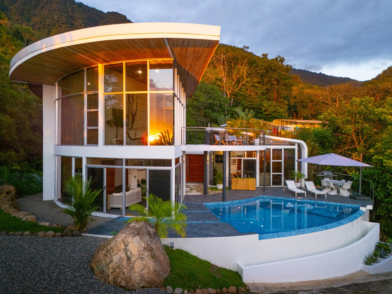 Solar Powered Glass Villa, Ojochal, Puntarenas