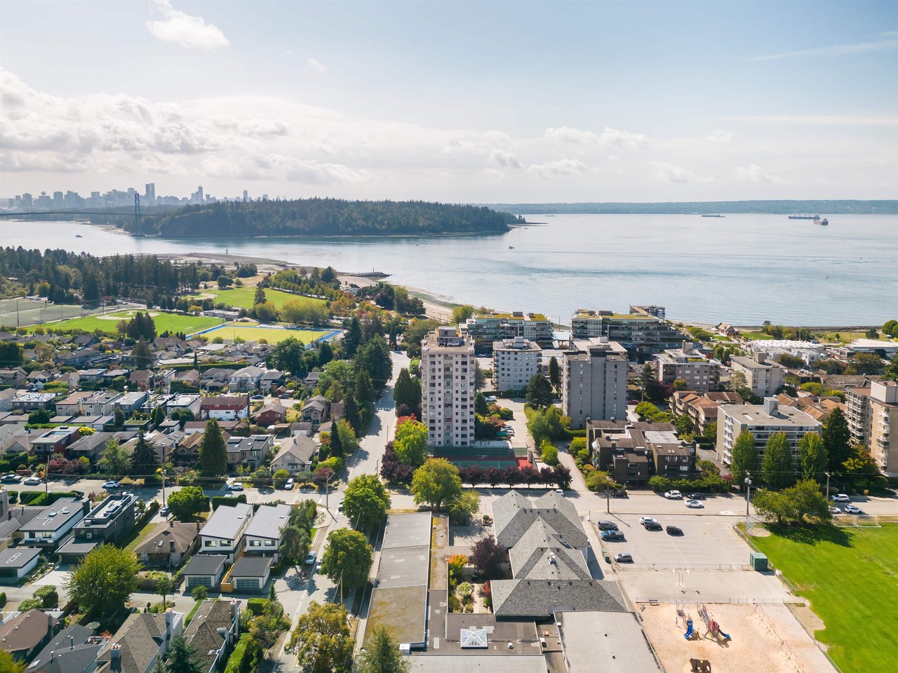 302-555 13th Street, West Vancouver