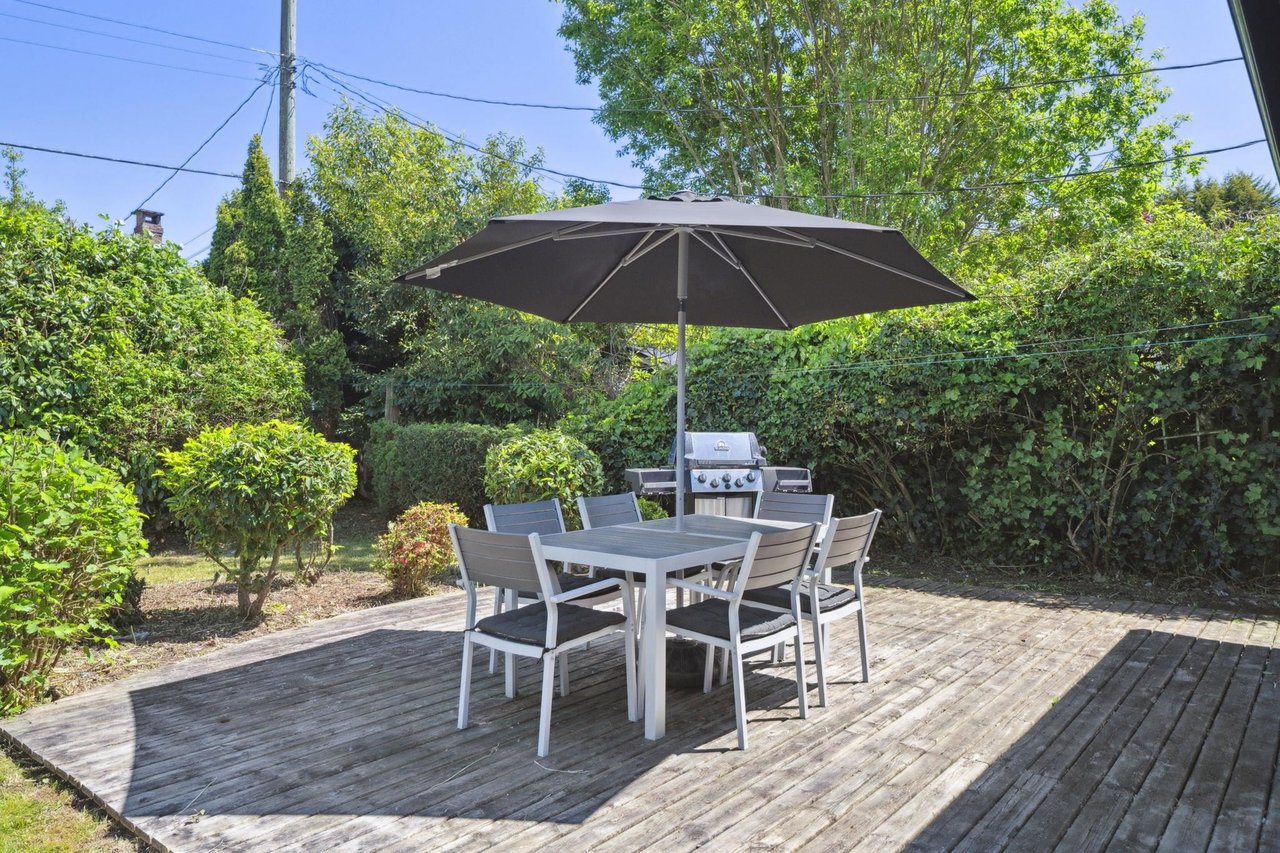 1384 Fernwood Cres