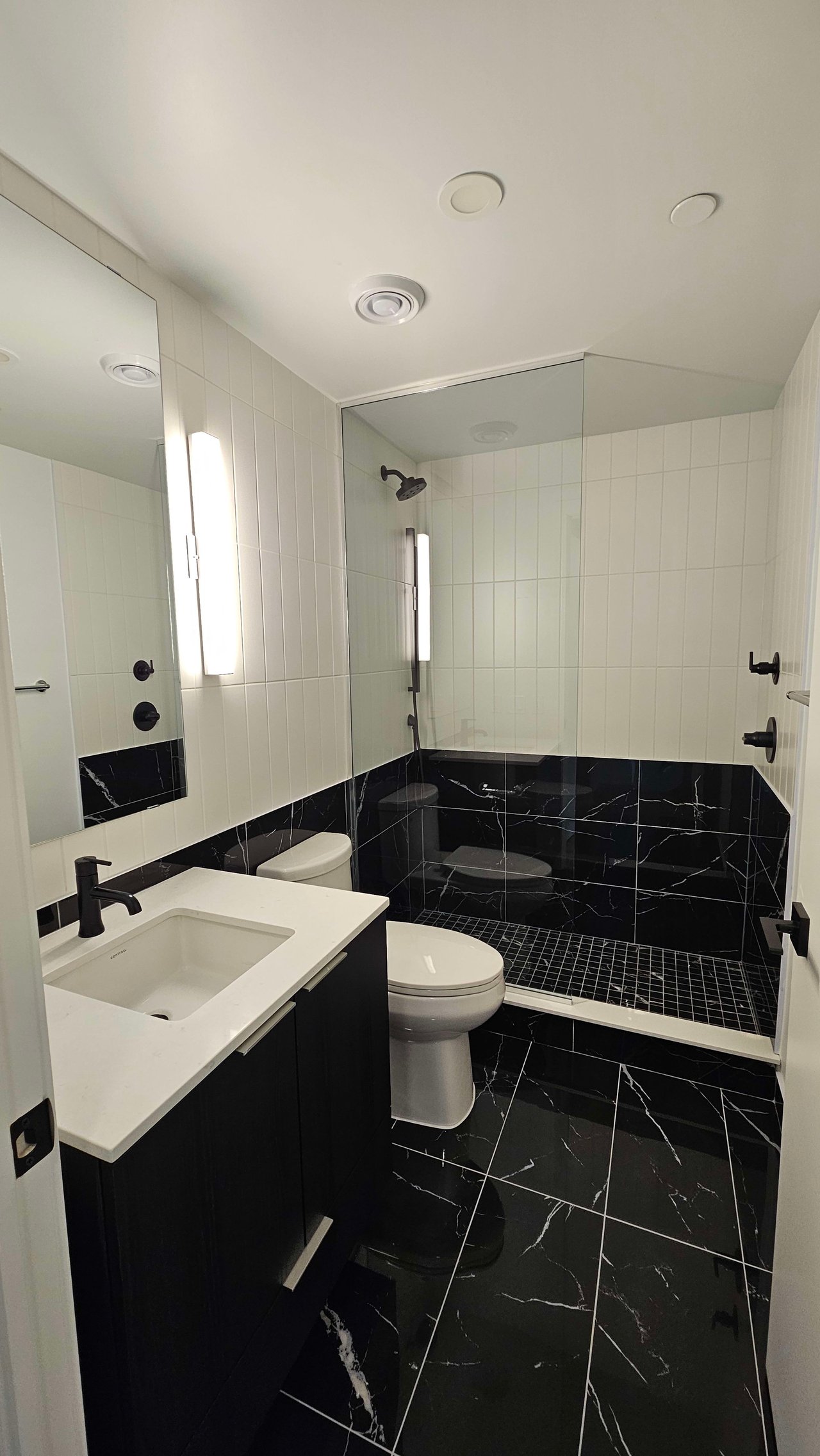 327 King St W Unit: 901