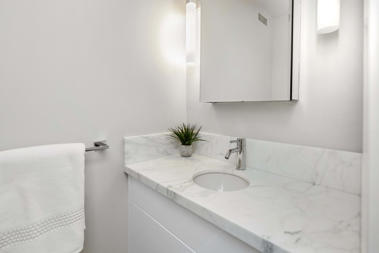 Just-Renovated Pacific Heights Condo With Southern Views
