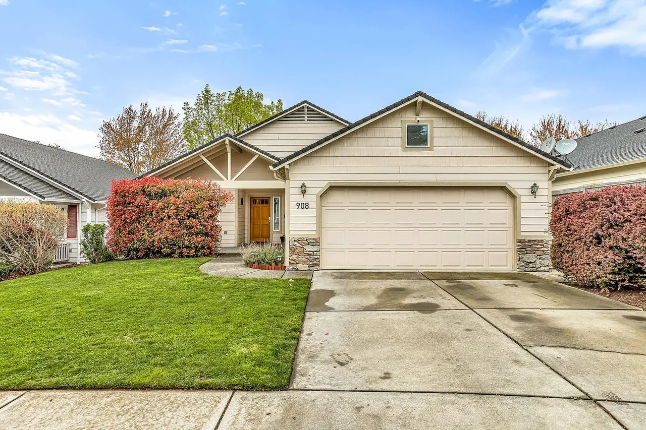 908 Village Cir, Medford, OR 97504