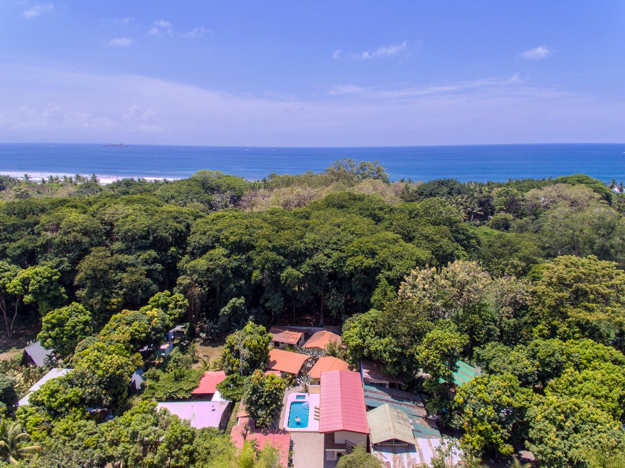 A highly-rated and high-occupancy resort with a hotel, cabins, on-site restaurant and a pool an easy 5-minute walk from PLAYA UVITA and Marino Ballena National Park!