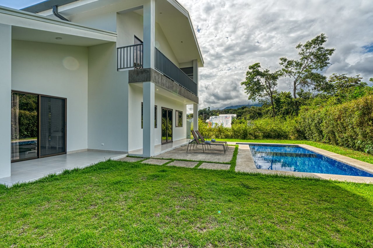 3 BEDROOM MODERN HOME WITH POOL WALKING DISTANCE TO EVERYTHING IN UVITA