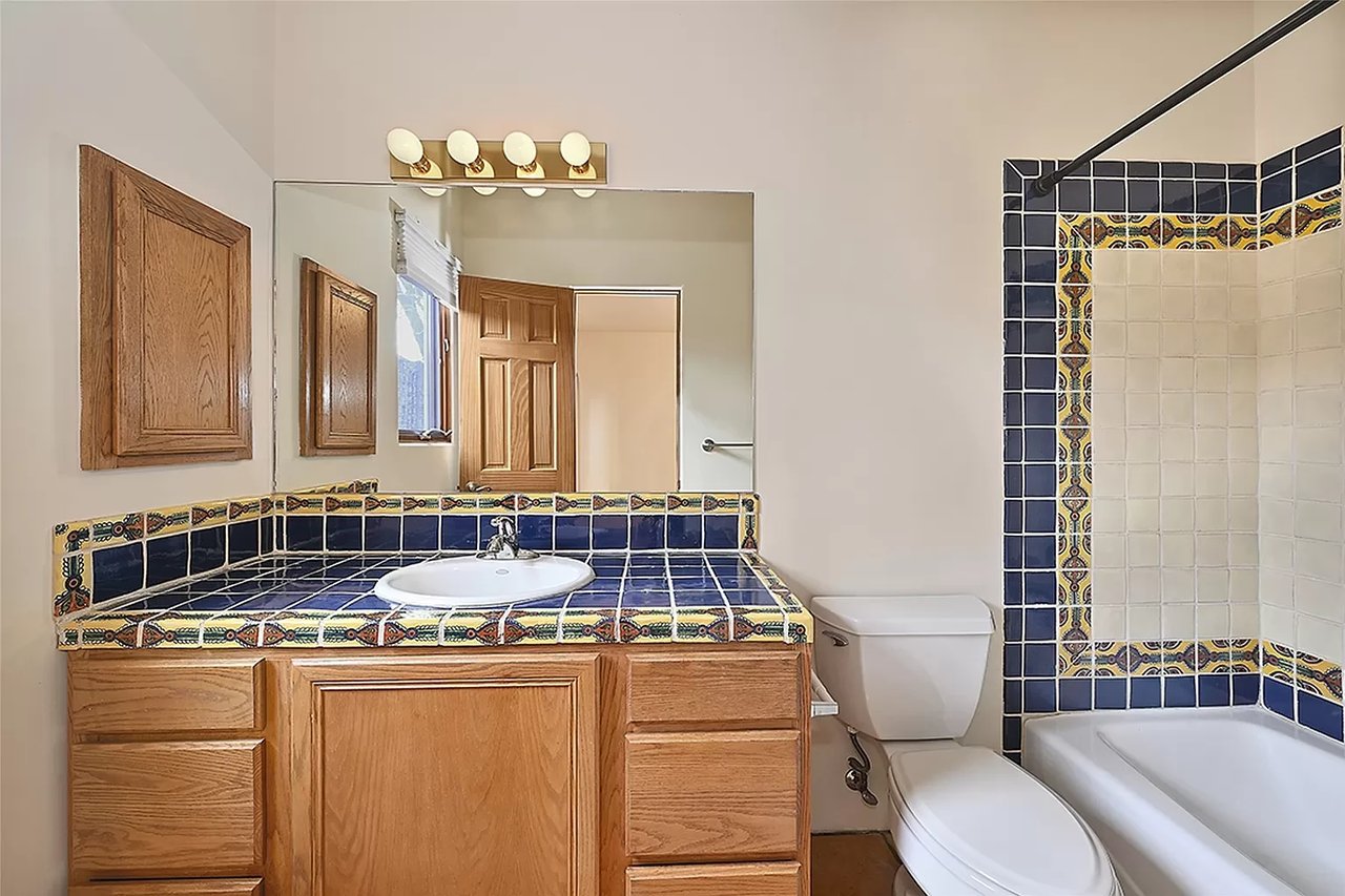 3246 La Paz Ln