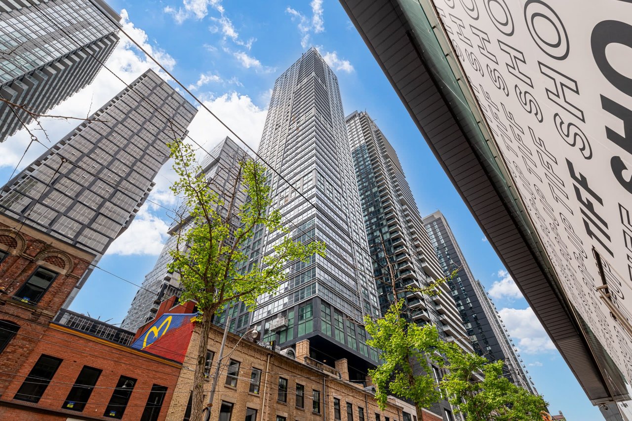 327 King St W Unit: 1101