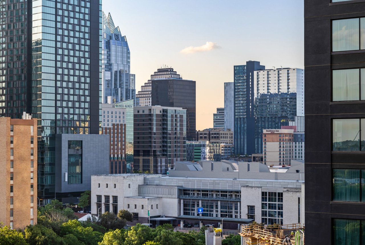 Lady Bird lifestyle with Water and City Views!