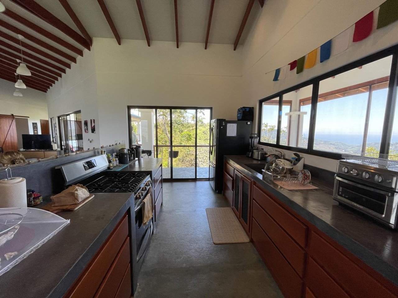 3 Bedroom Home With Pool, 360 Degree Mountain and Ocean View