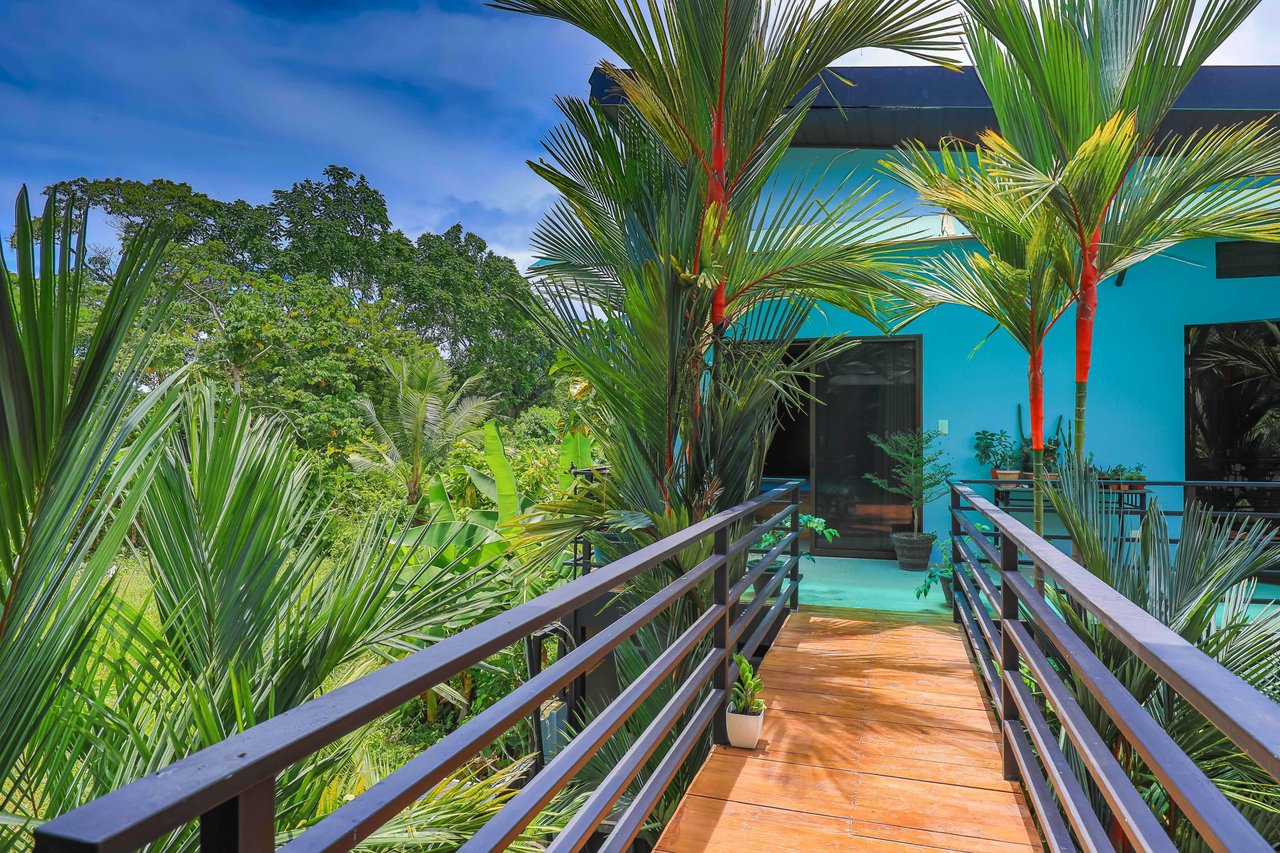 Apartment Hotel with Owners Suite, Fantastic Oportunity for Hostel in Uvita 