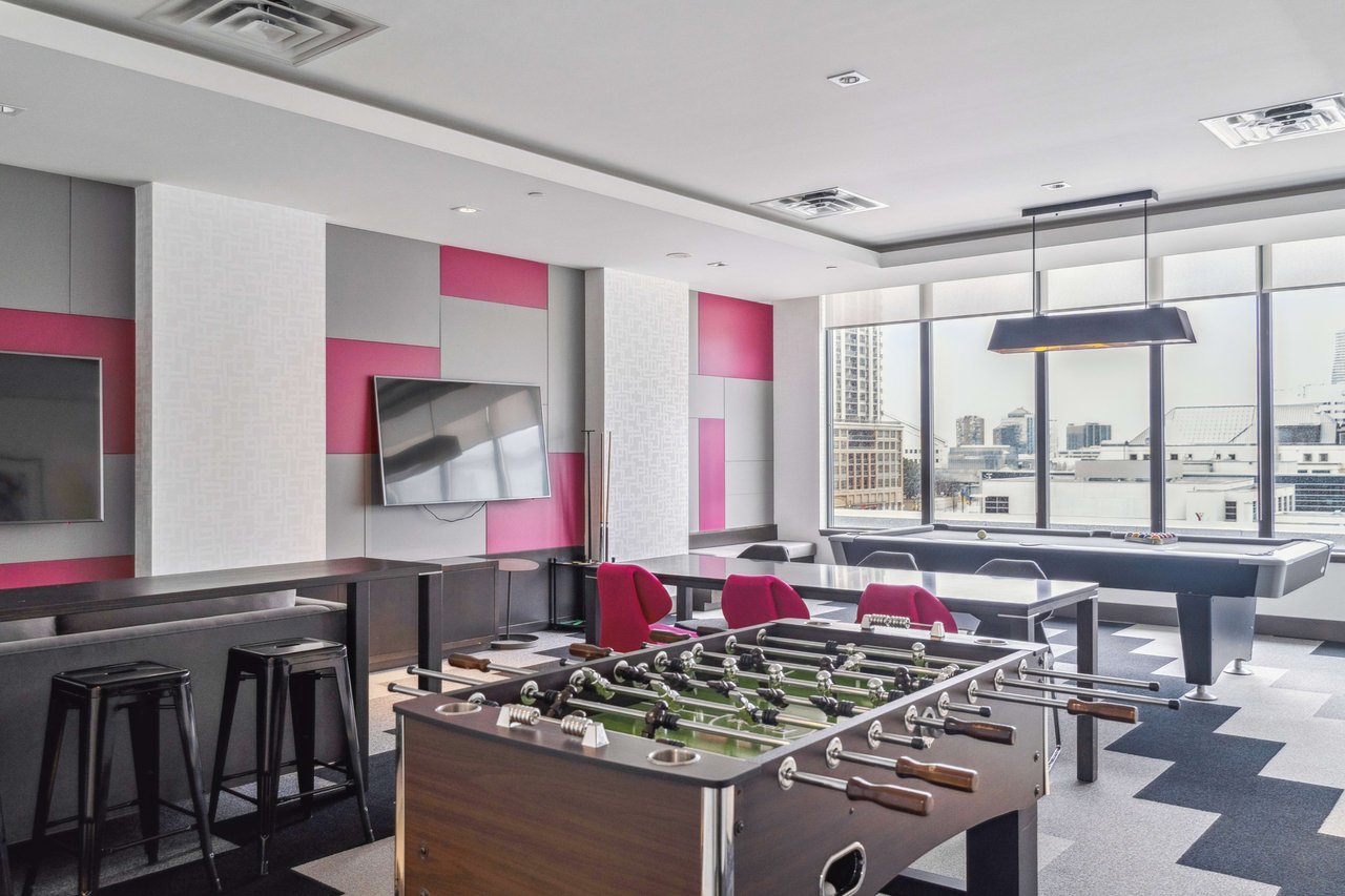Bright & Spacious Condo In The Heart Of Downtown Mississauga
