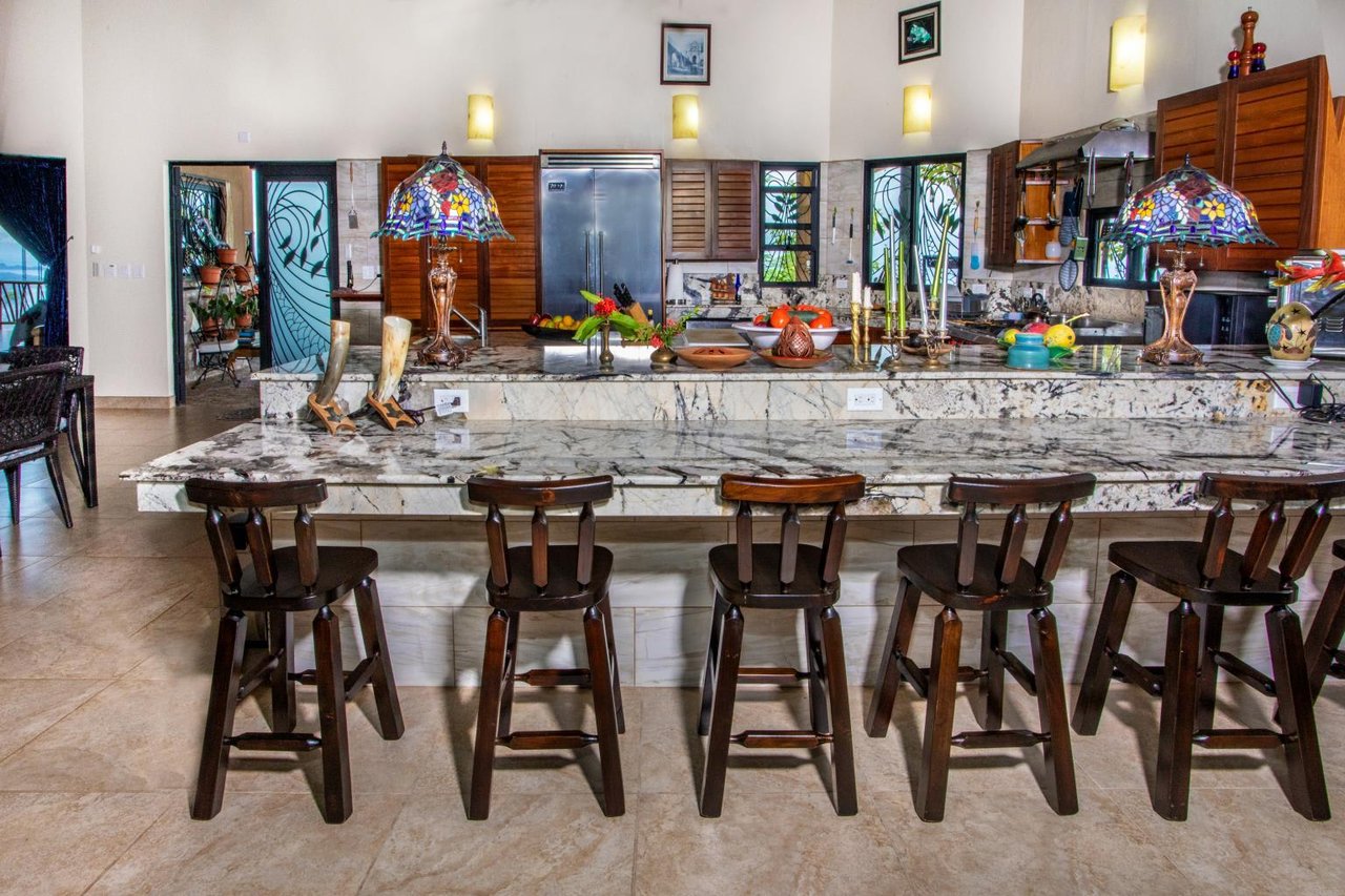 Incredible 7,000 Ft2 Ocean View Home With 200 Acre Reserve!