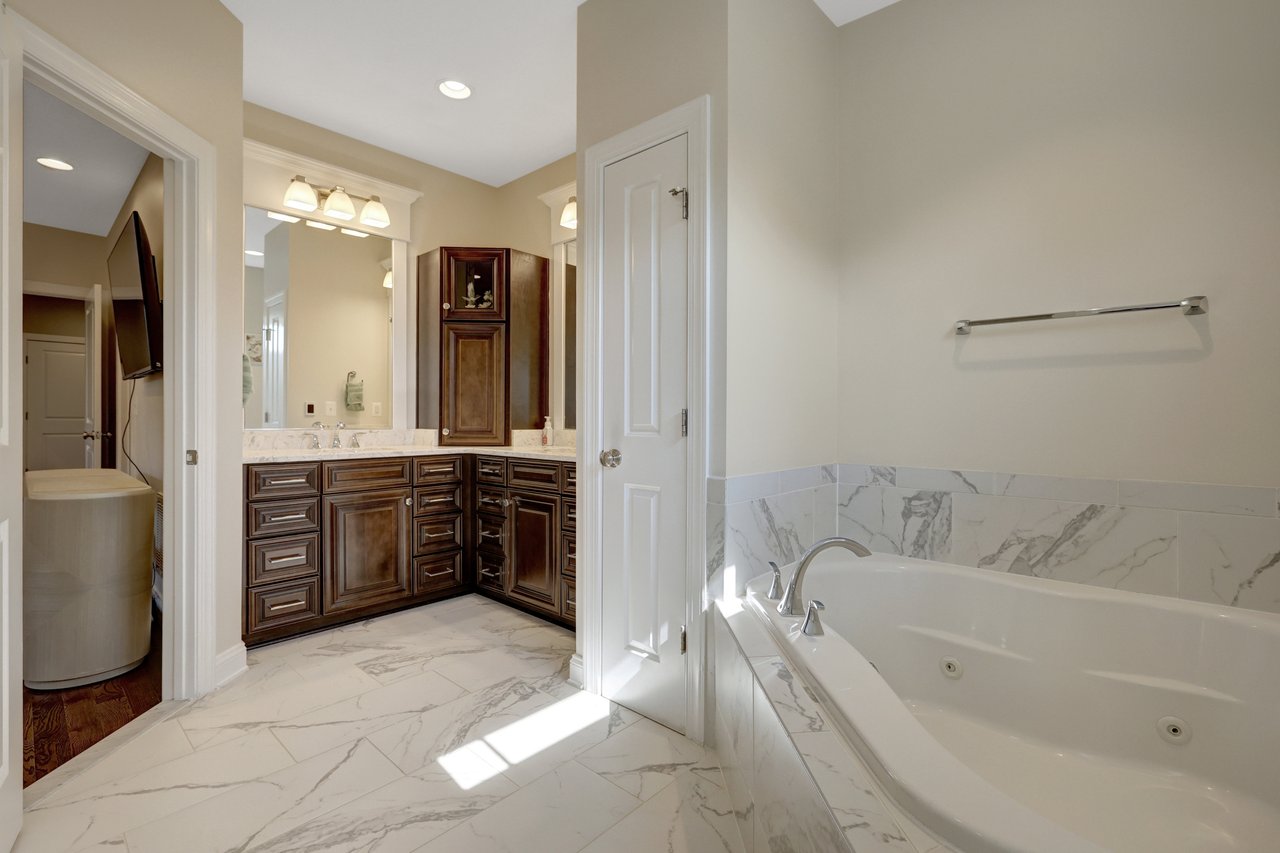300 Jade Ct NW