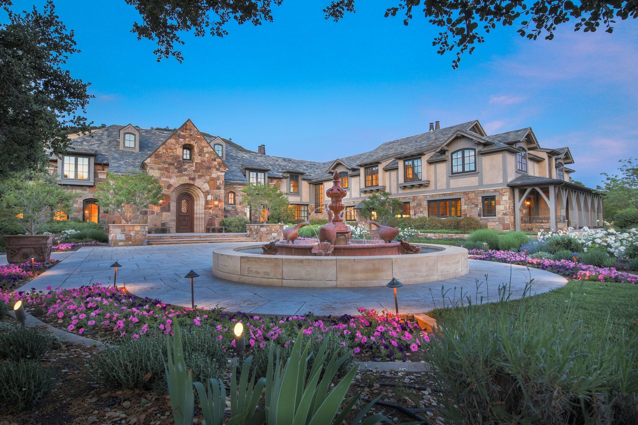 7 Country Oak Ln