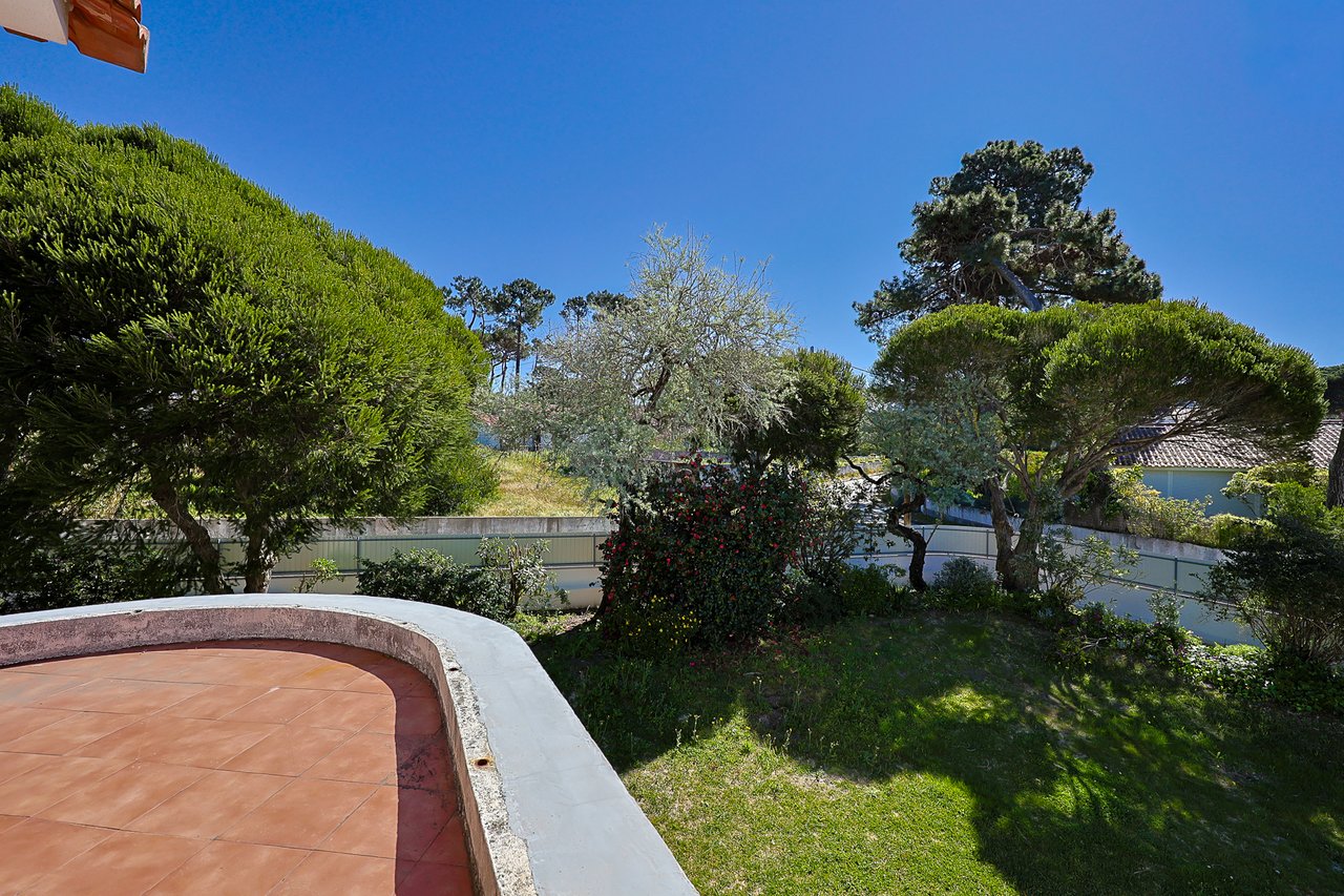 Spacious 5-Bedroom Villa with Expansive Garden Near Sintra in Colares