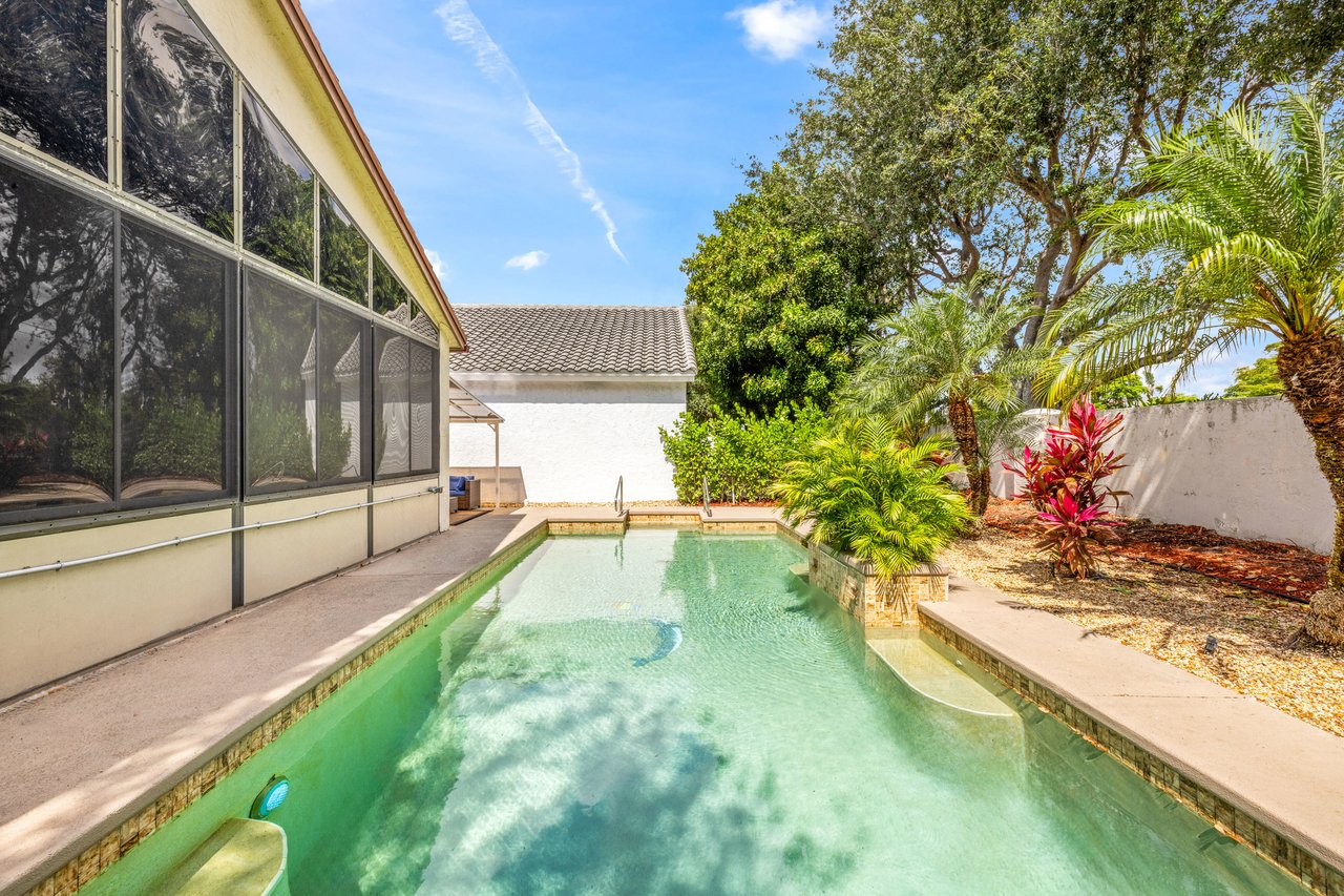10056 Lexington Cir N