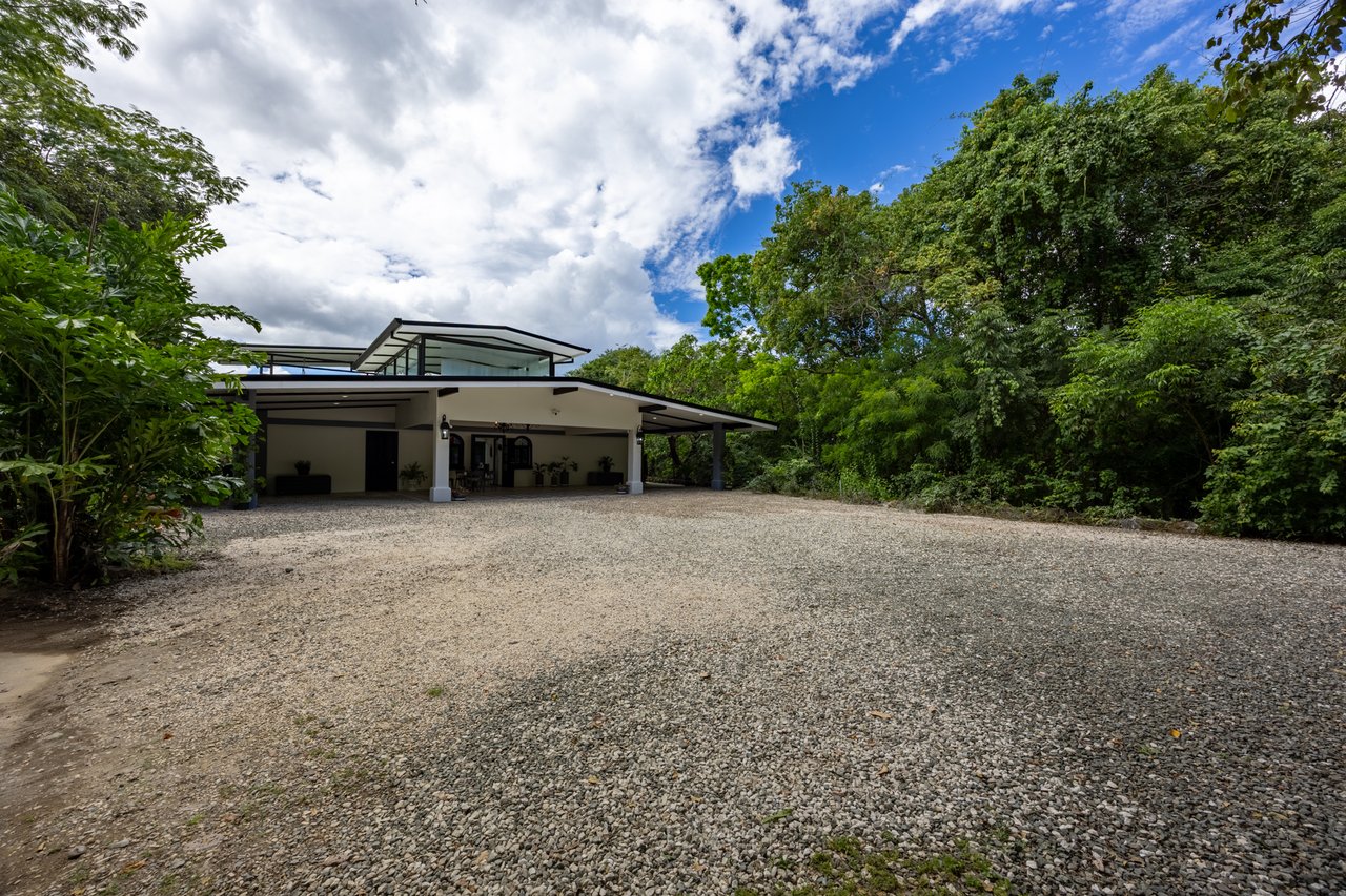 Casa Brillante & Casita Cinco Playas | Modern Home with Guest Casita, Pool & Mountain Views in Huacas