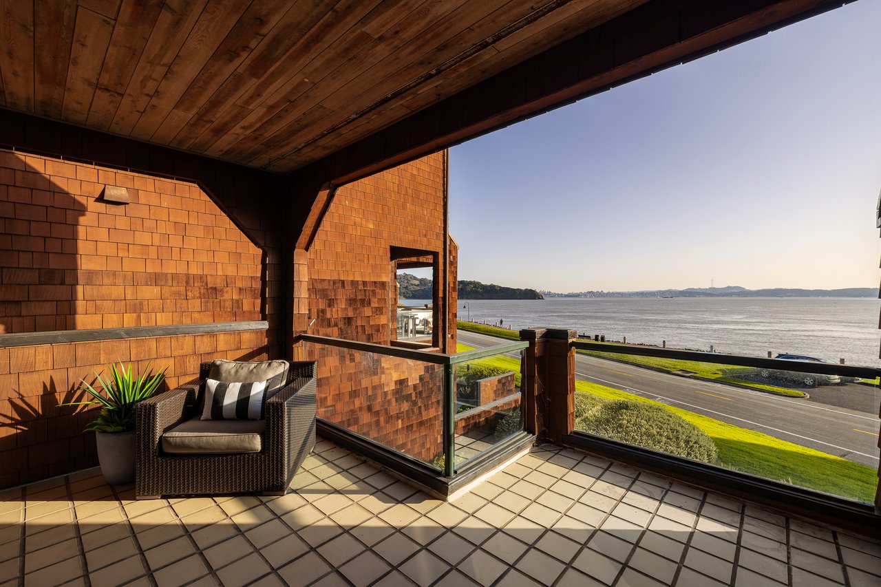 Luxury Condo with Sweeping Bay Views