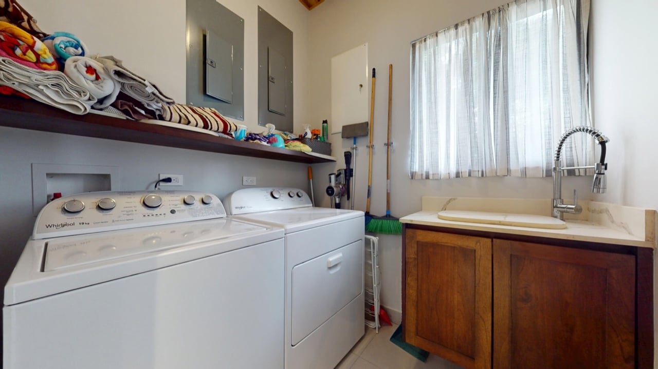 Tropical Turnkey Retreat in Gated Community