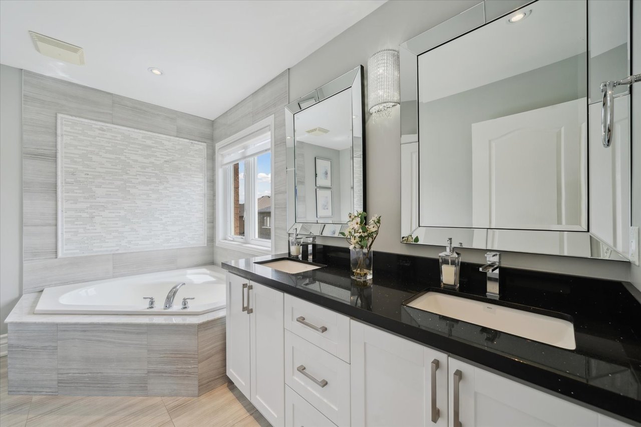 32 Maplebank Cres