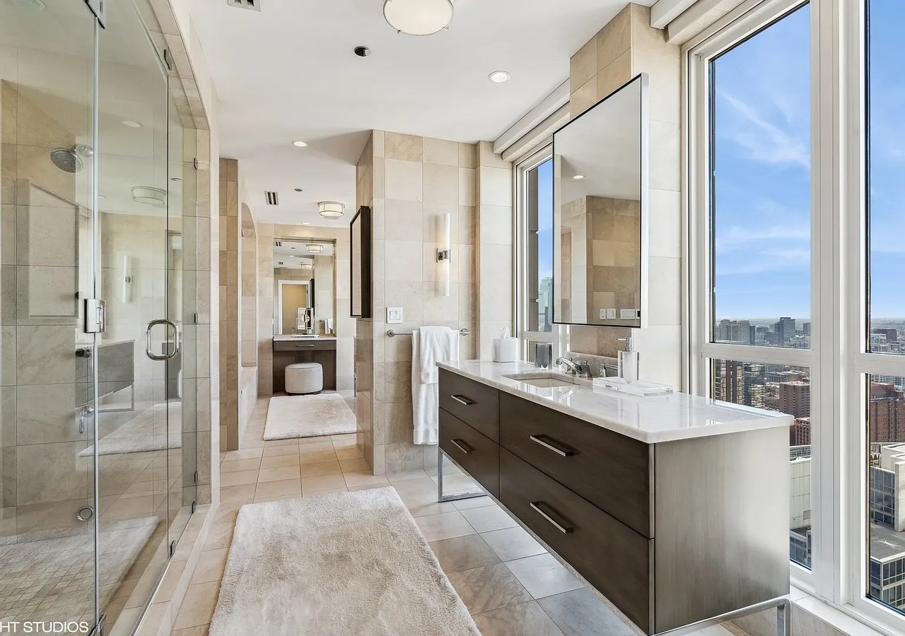 11 E Walton St APT 4202