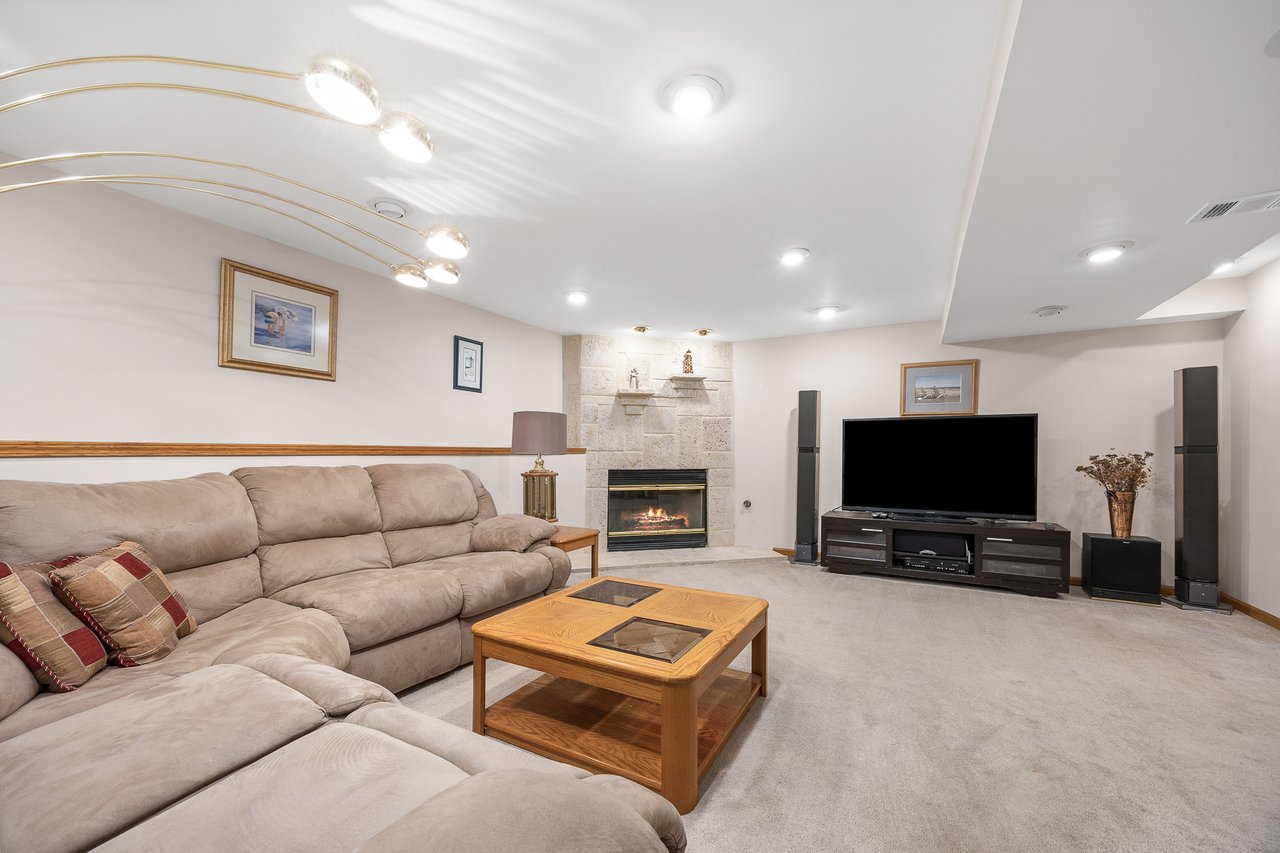 8000 Oakview Lane, Woodridge