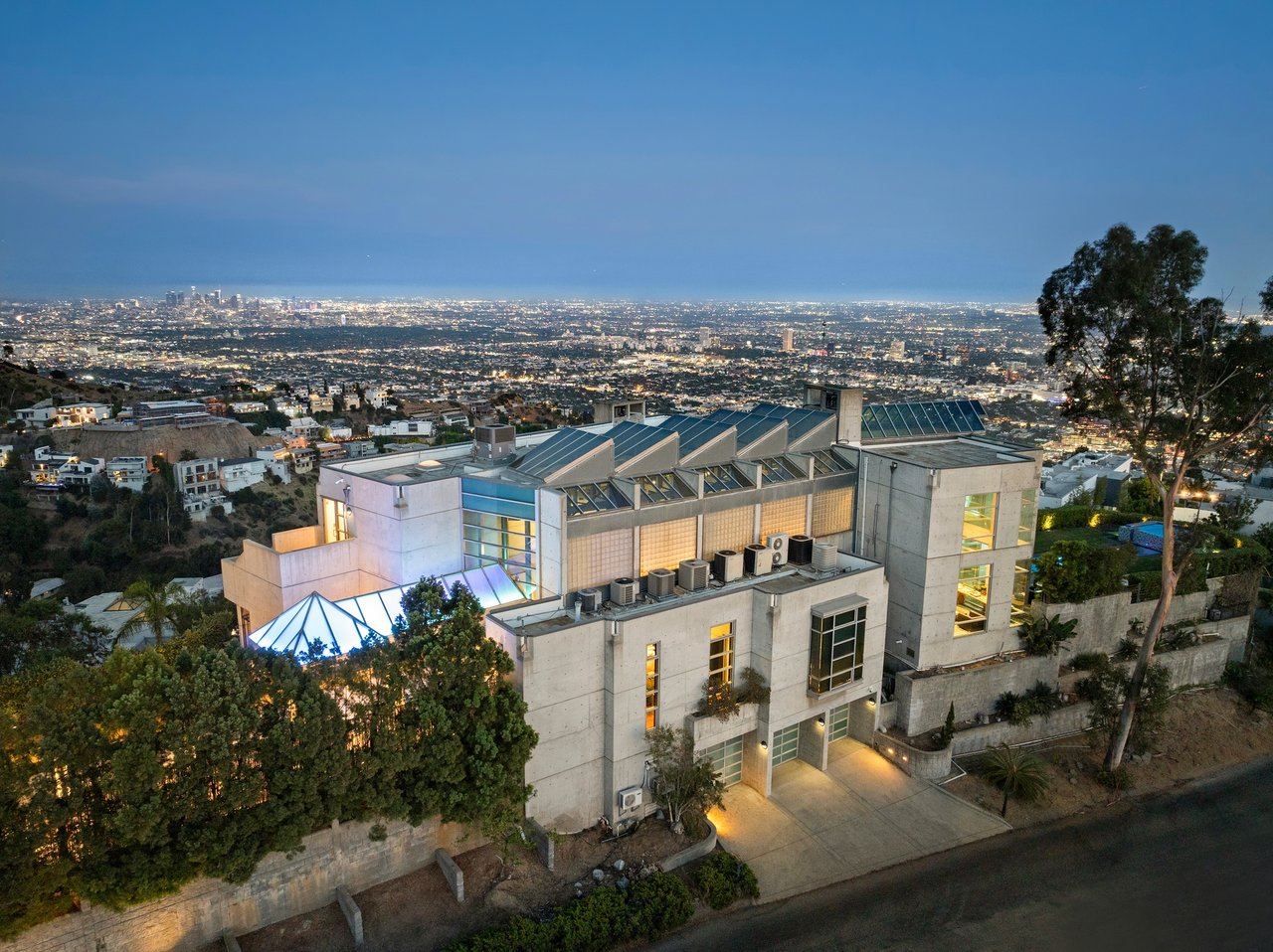 2260 Sunset Plaza Dr