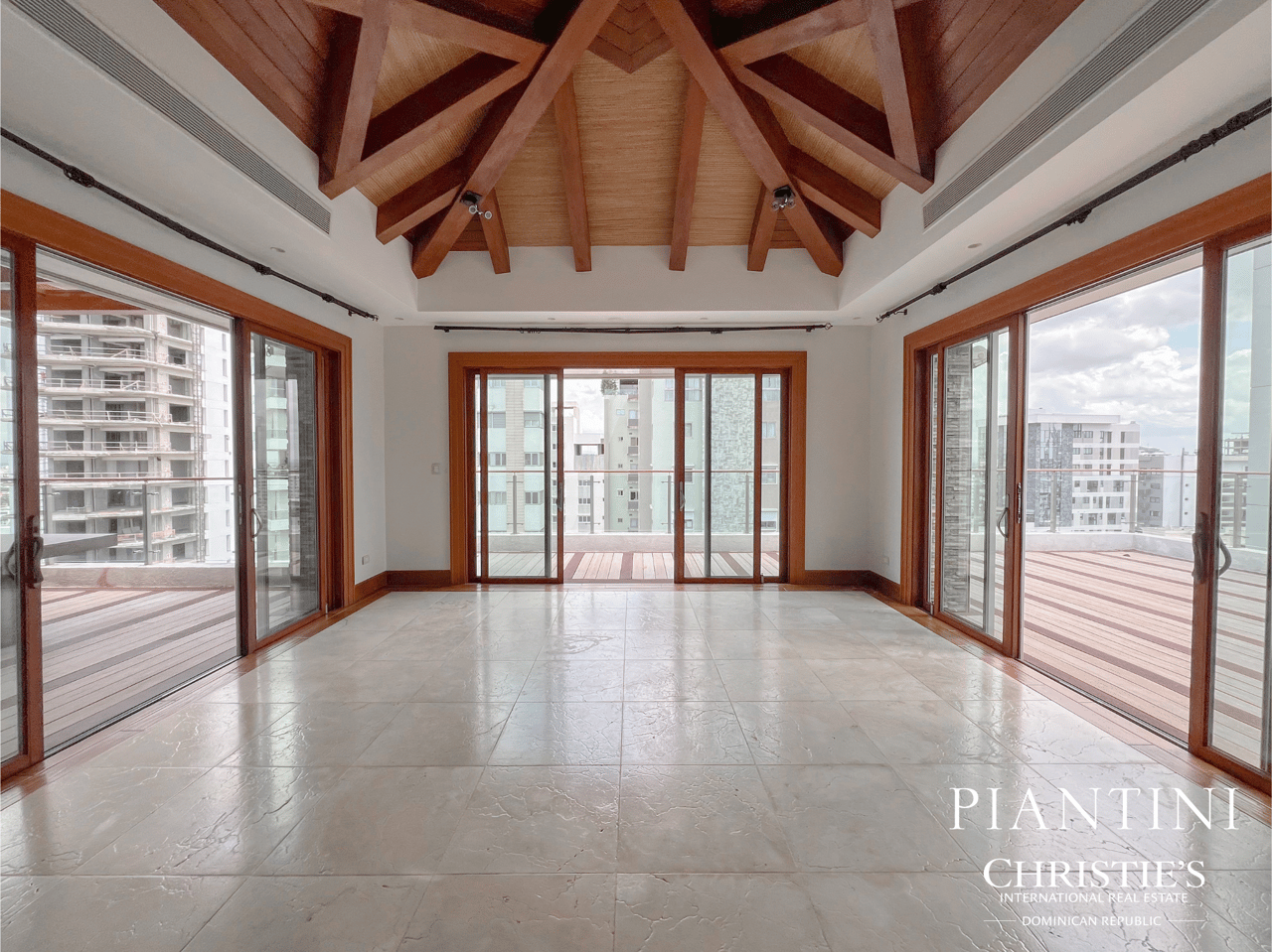 The Grand Penthouse, Ensanche Piantini