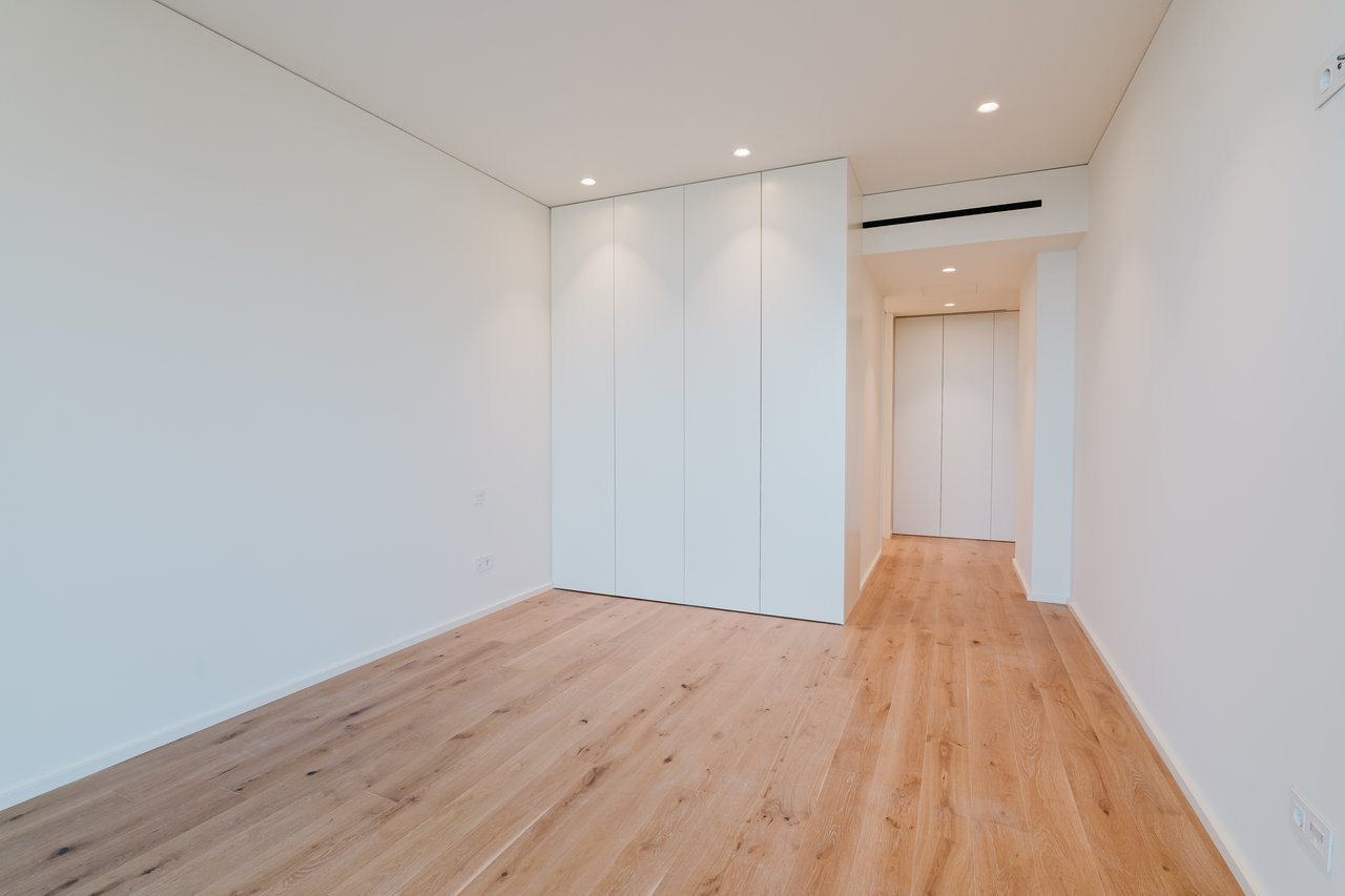 Elegant 3-Bedroom Sea-View Apartment with Large Terrace & Rooftop Pool in Vila Nova de Gaia