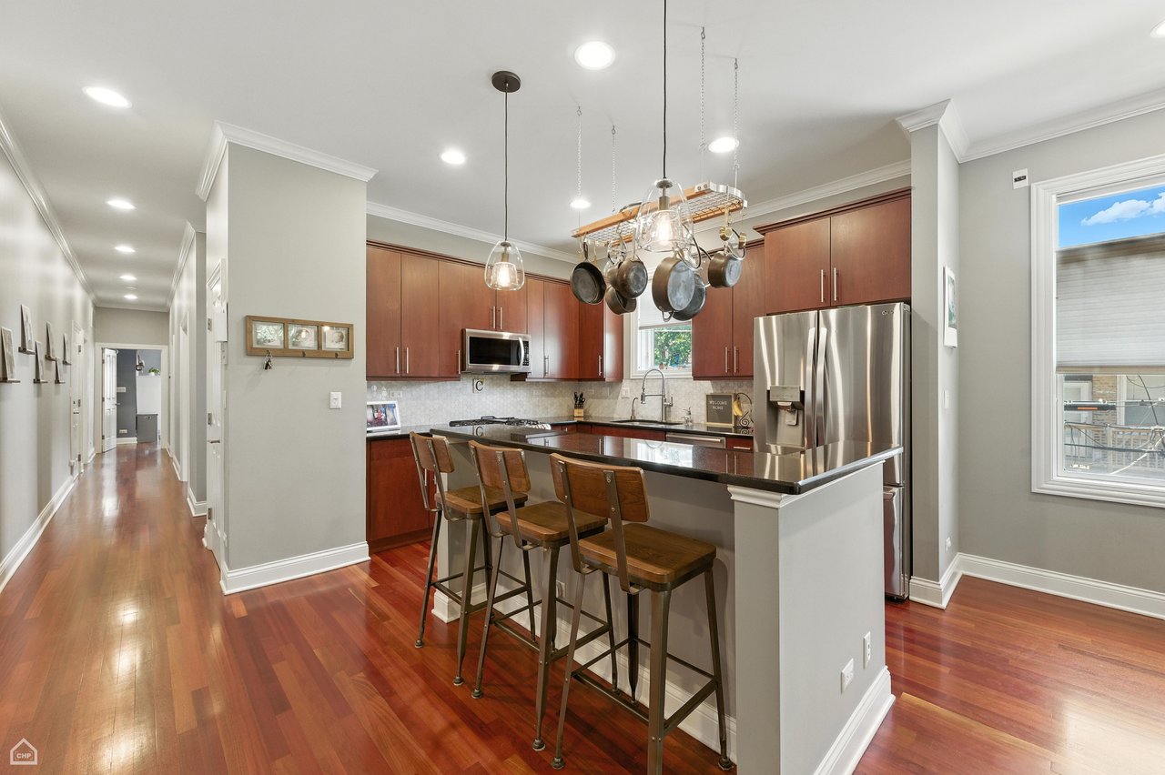 2343 W Montrose Avenue Unit: 101