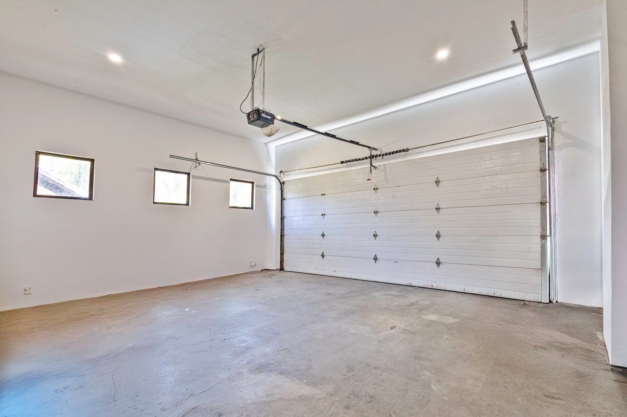 Gorgeous 5 Bedroom Home With Beach Club and Upscale Amenities