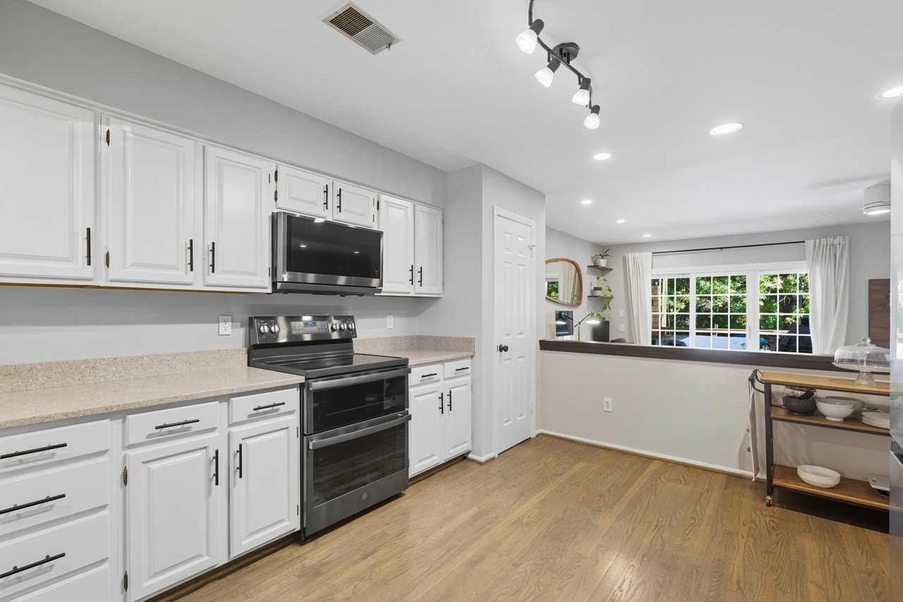 Turnkey 2 Bed Townhome plus Den & Designer Finishes 