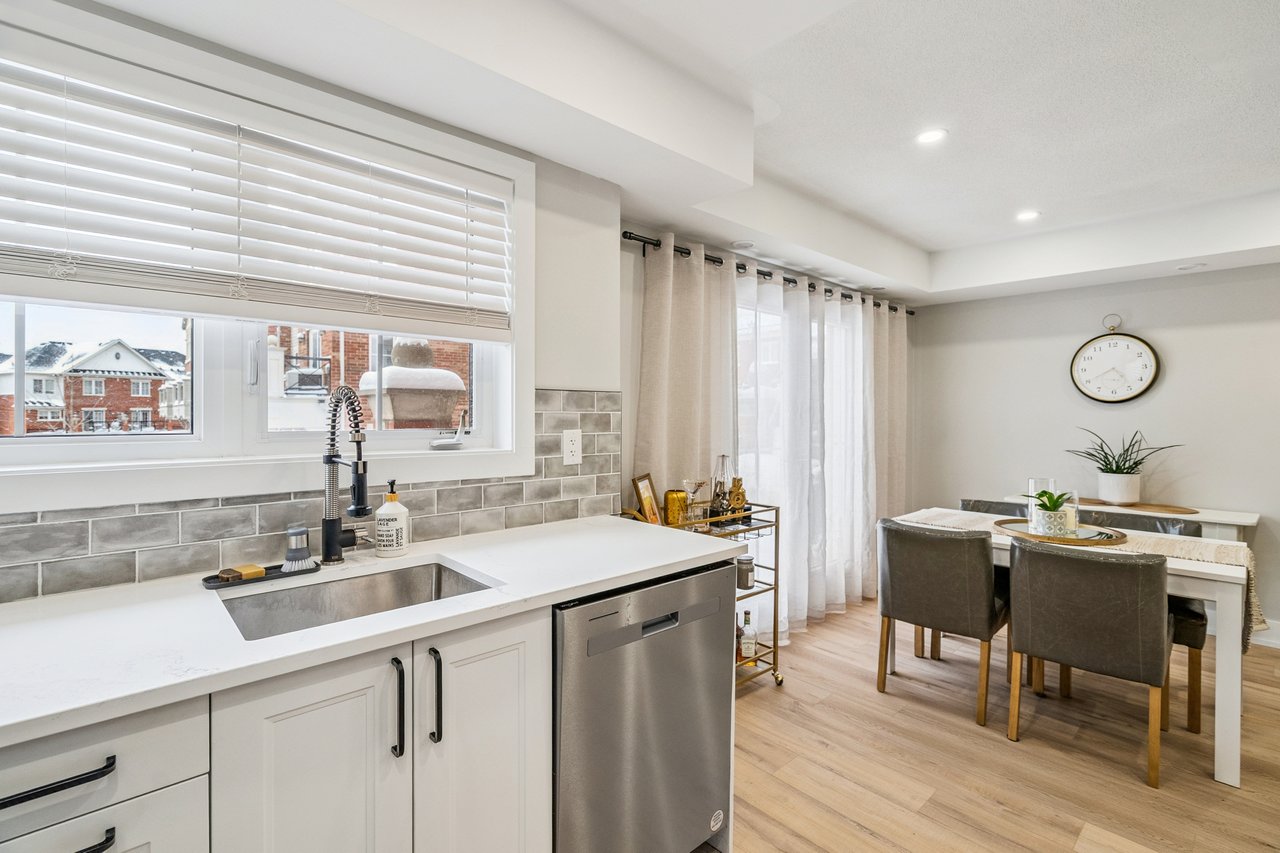 Stylish 2 Bedroom Stacked Townhouse in Oakville's Uptown Core