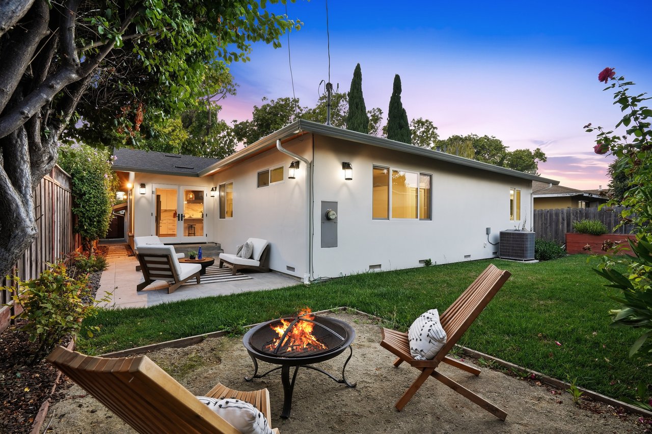 2133 Santa Cruz AVE