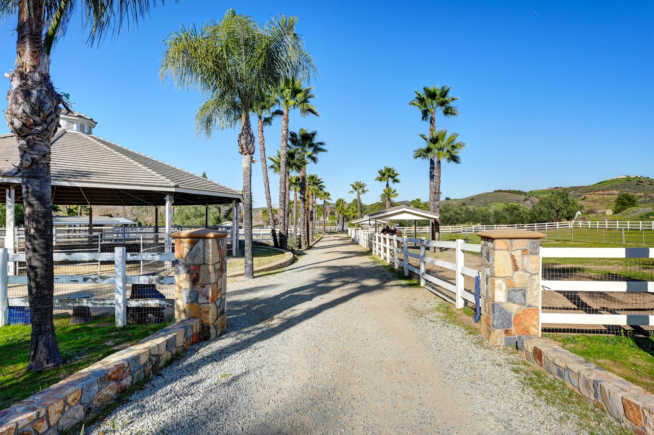 40801 Avenida La Cresta