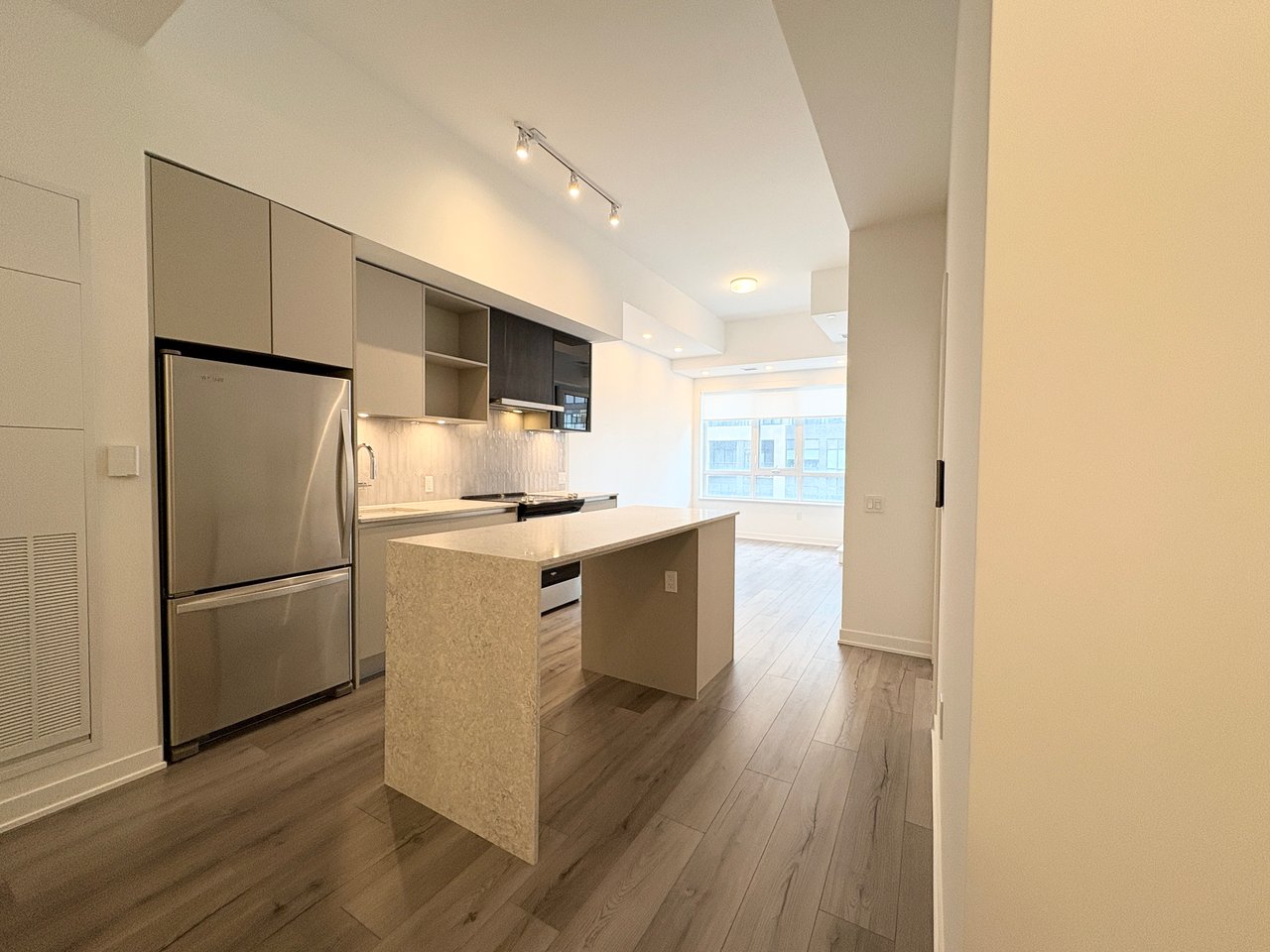395 Dundas Street W Unit: 223