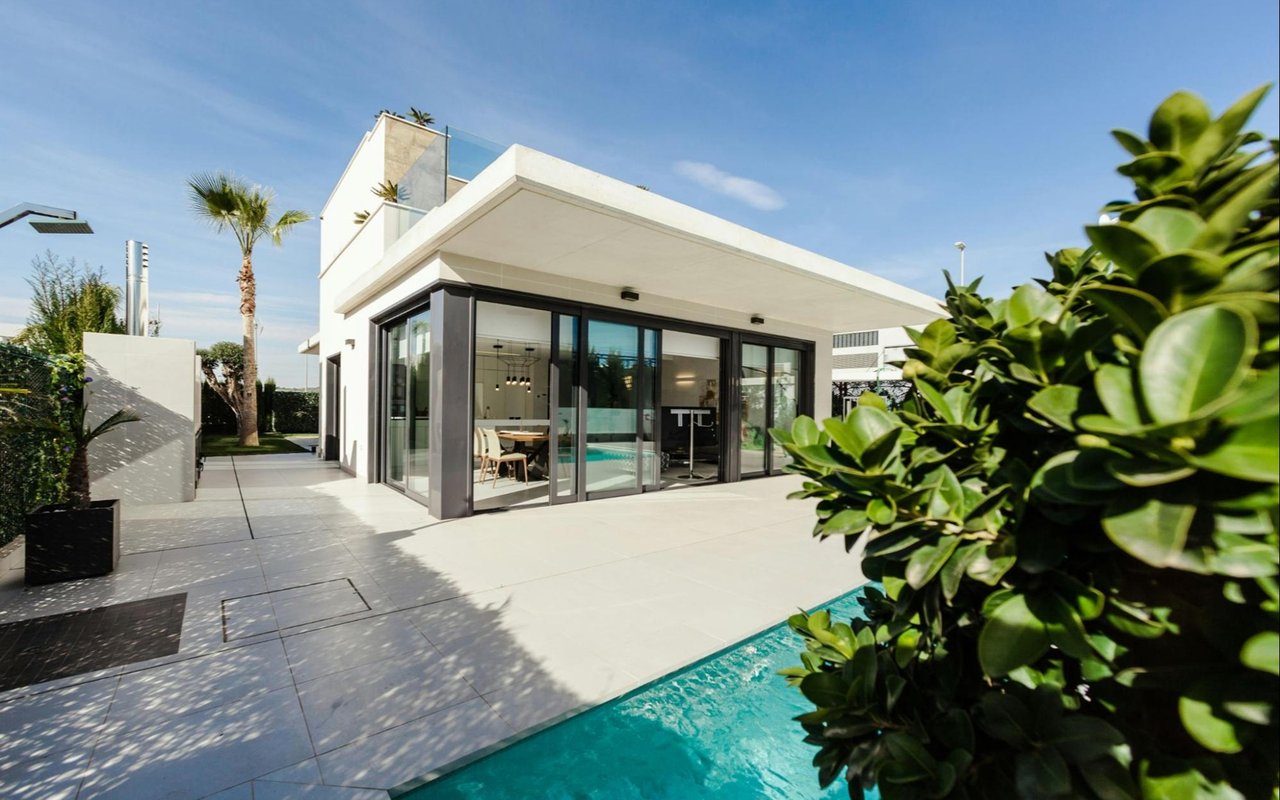 Curb Appeal Hacks That Make Buyers Fall in Love with Your Naples Home