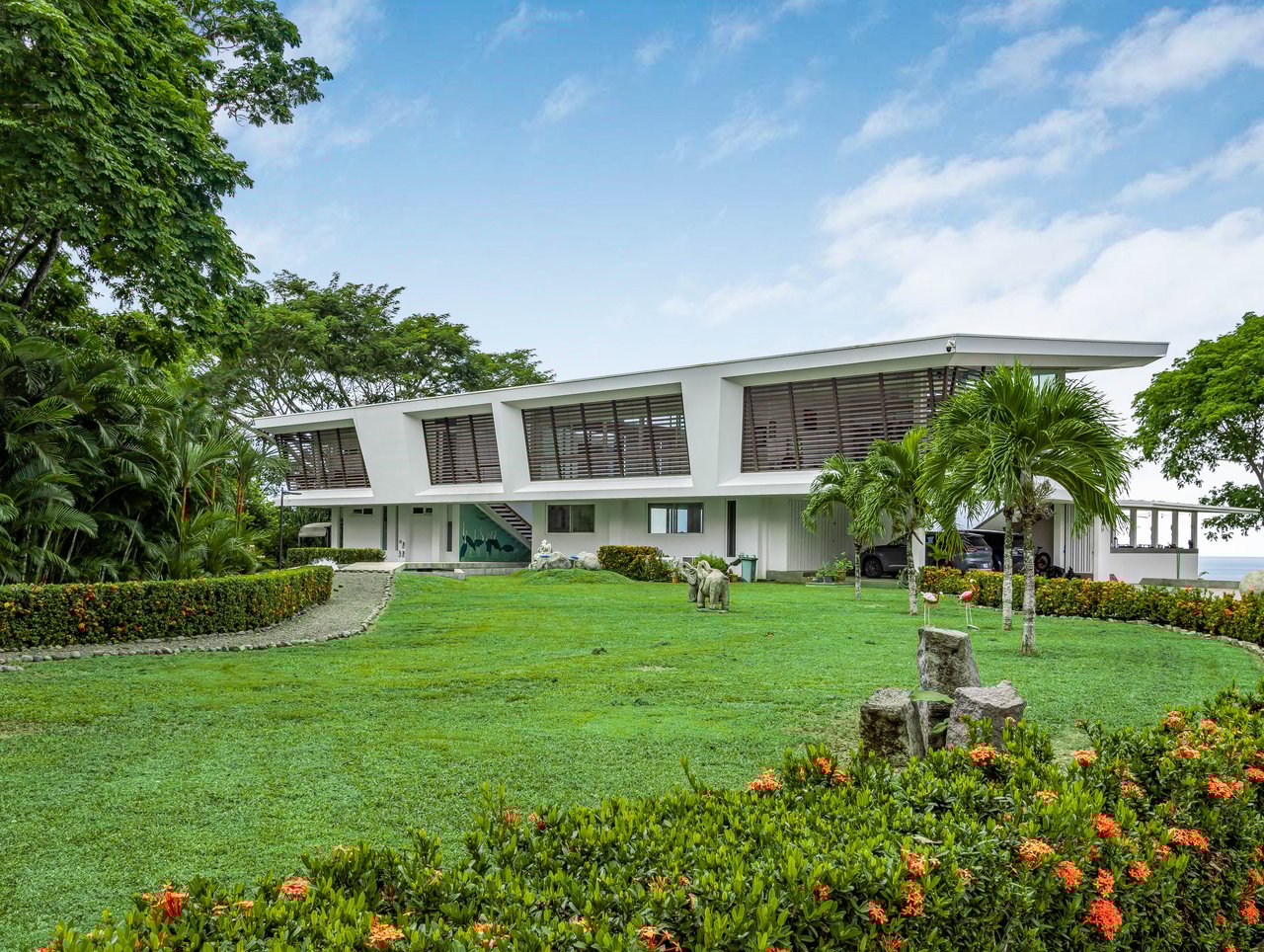 Nativa Contemporary Infinity Views | Luxury Rainforest Estate with Pacific Ocean Views