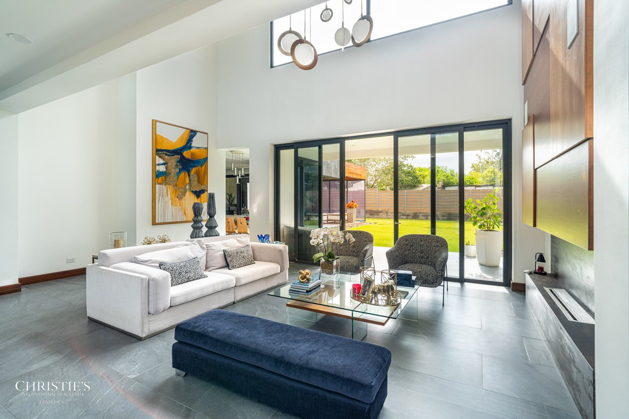 Modern Elegance with Panoramic Views – Exclusive Las Gemas Residence