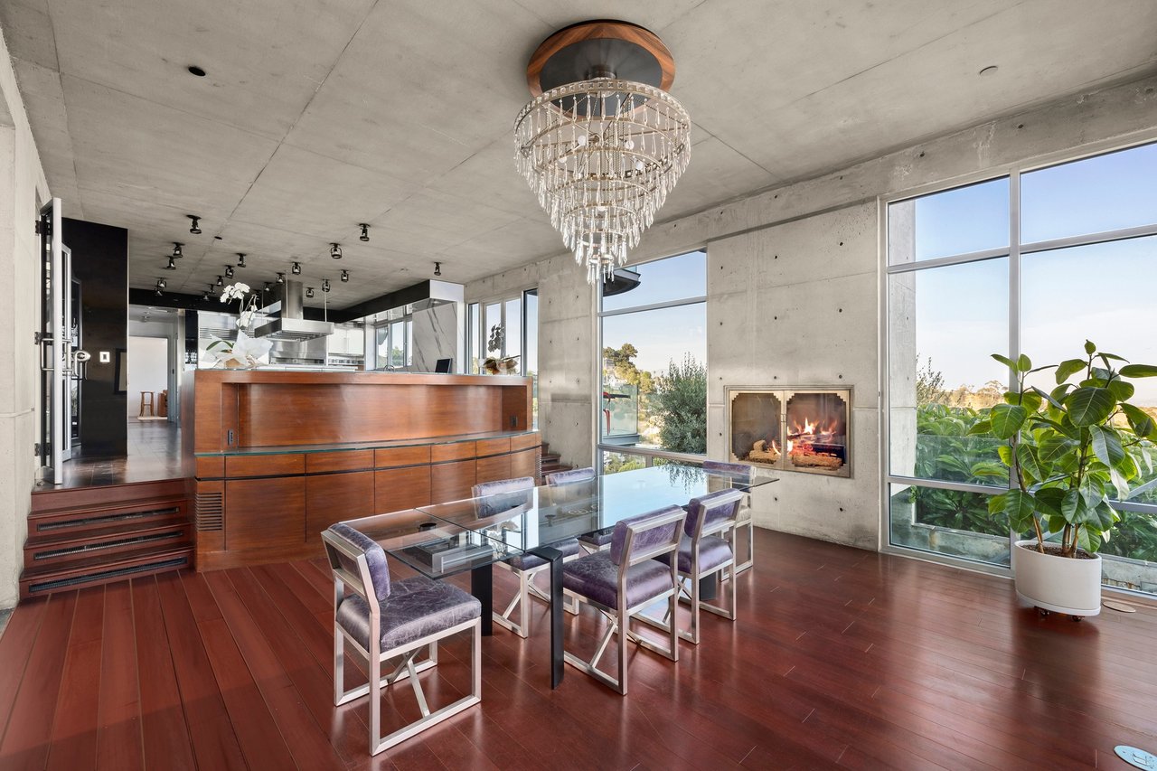 2260 Sunset Plaza Dr