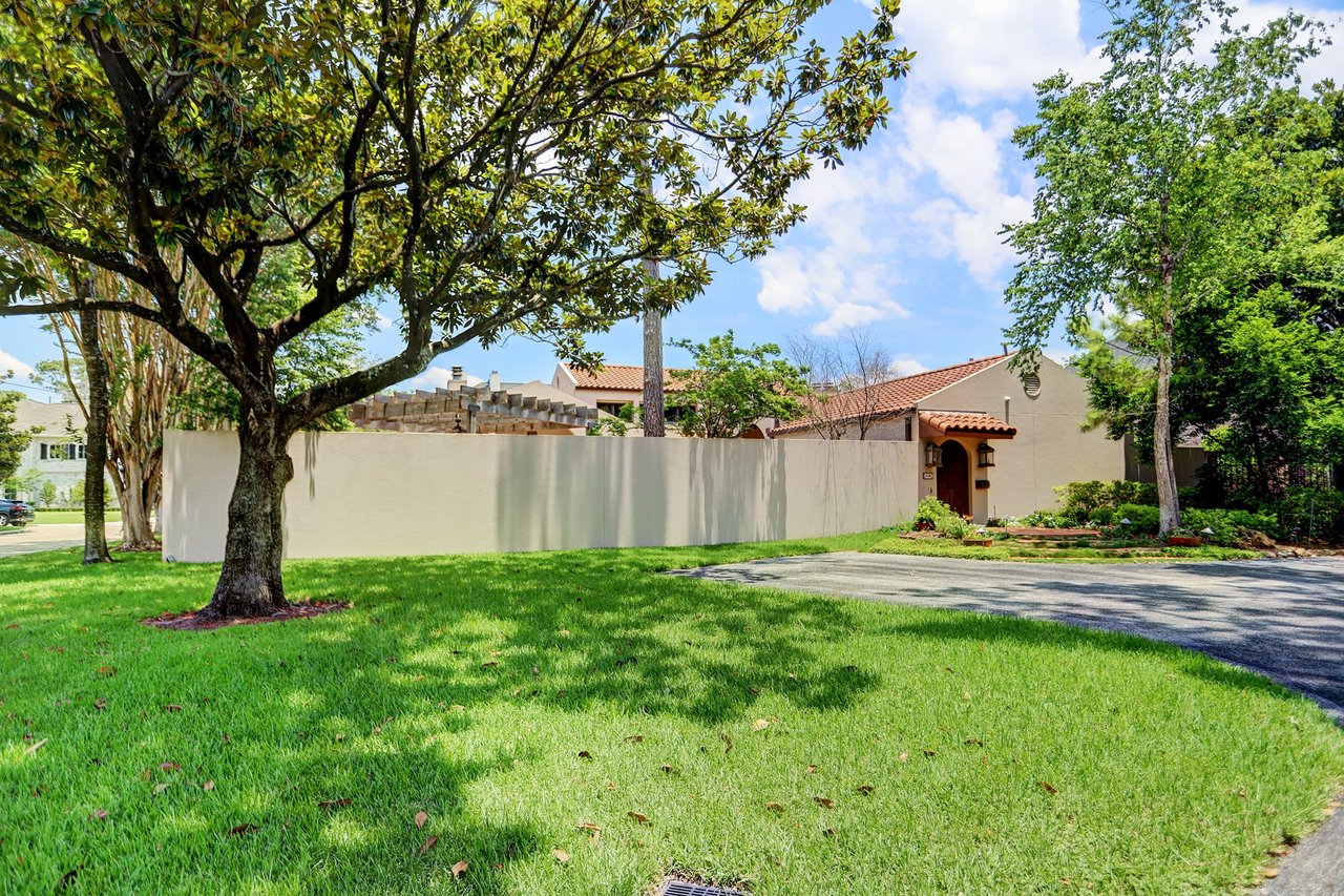 18 W Broad Oaks Dr