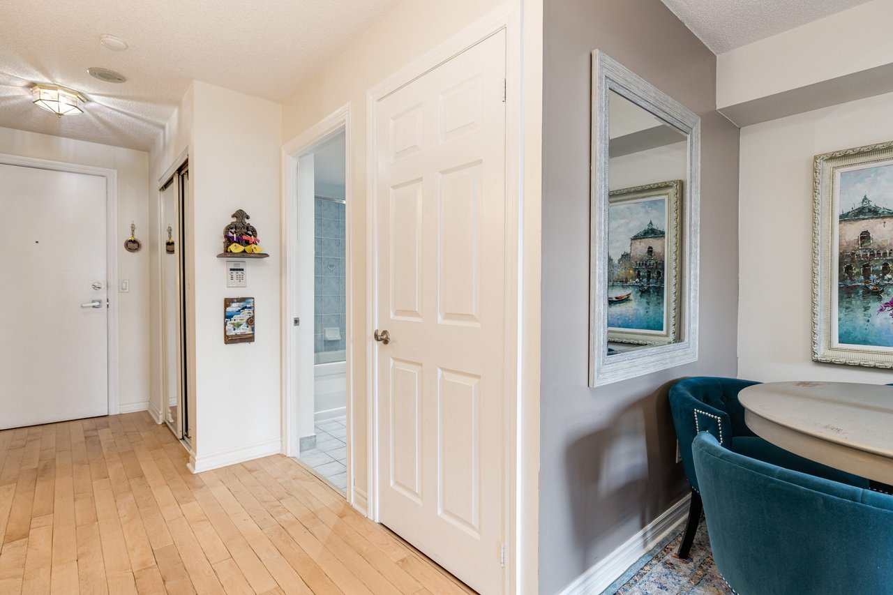 250 Wellington St W 535